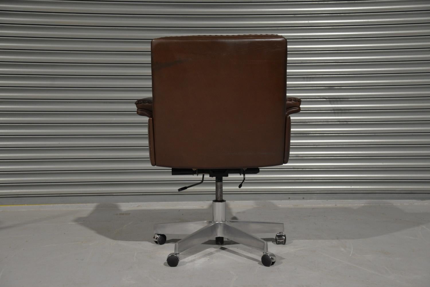 Mid-20th Century De Sede DS 35 Executive Swivel Desk Armchair on Castors, Switzerland, 1960s For Sale