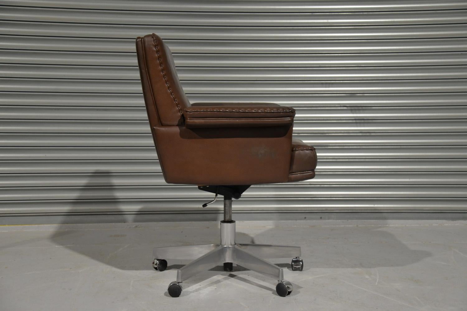 De Sede DS 35 Executive Swivel Desk Armchair on Castors, Switzerland, 1960s For Sale 1