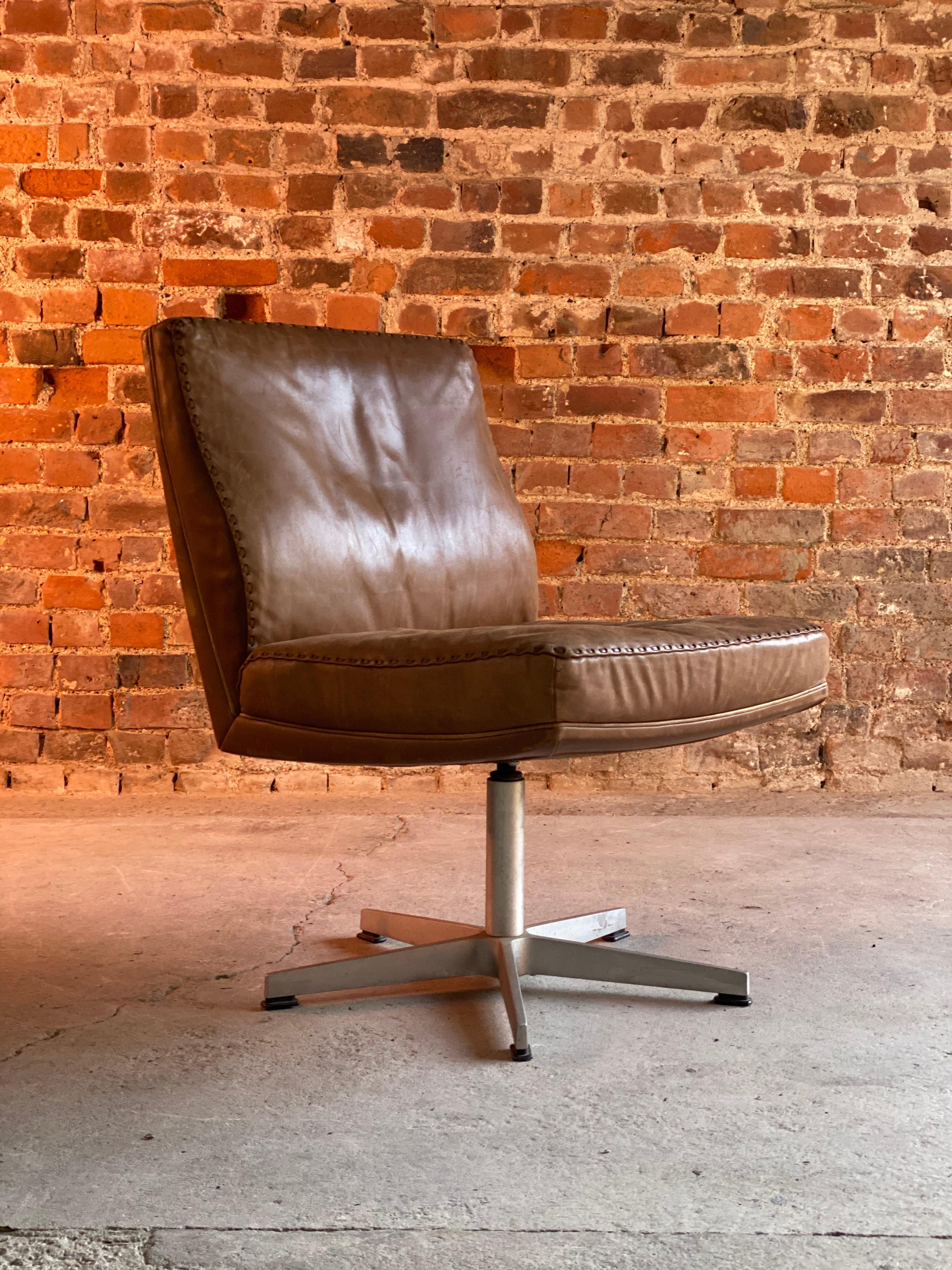 De Sede DS 35 Executive swivel desk chair, Switzerland circa 1960

Magnificent midcentury De Sede DS 35 executive office swivel desk chair Switzerland circa 1960, upholstered in the finest tan leather with broad stitch edge detail, raised on