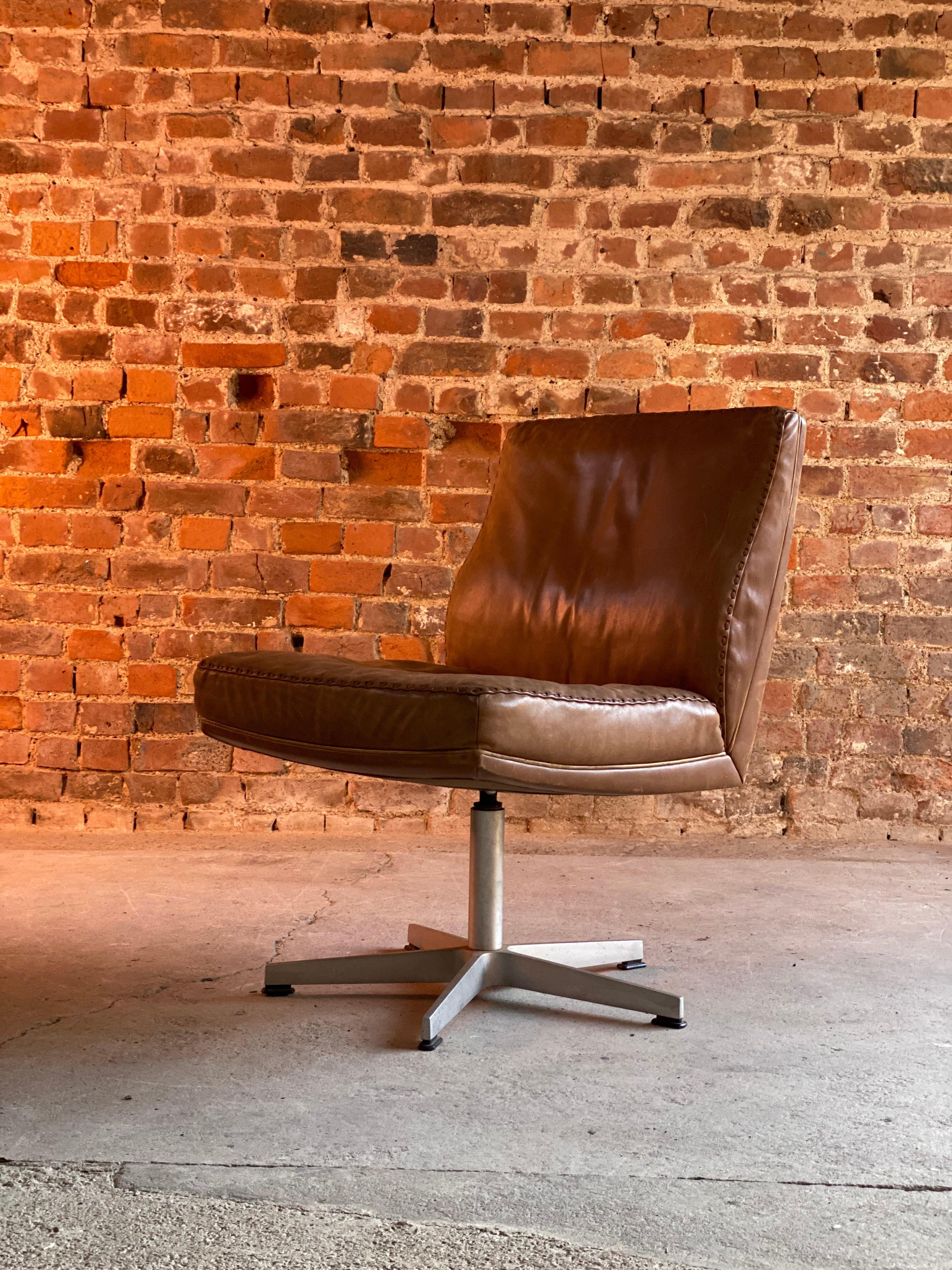 De Sede DS 35 Executive Swivel Desk Chair, Switzerland, circa 1960 In Good Condition In Longdon, Tewkesbury