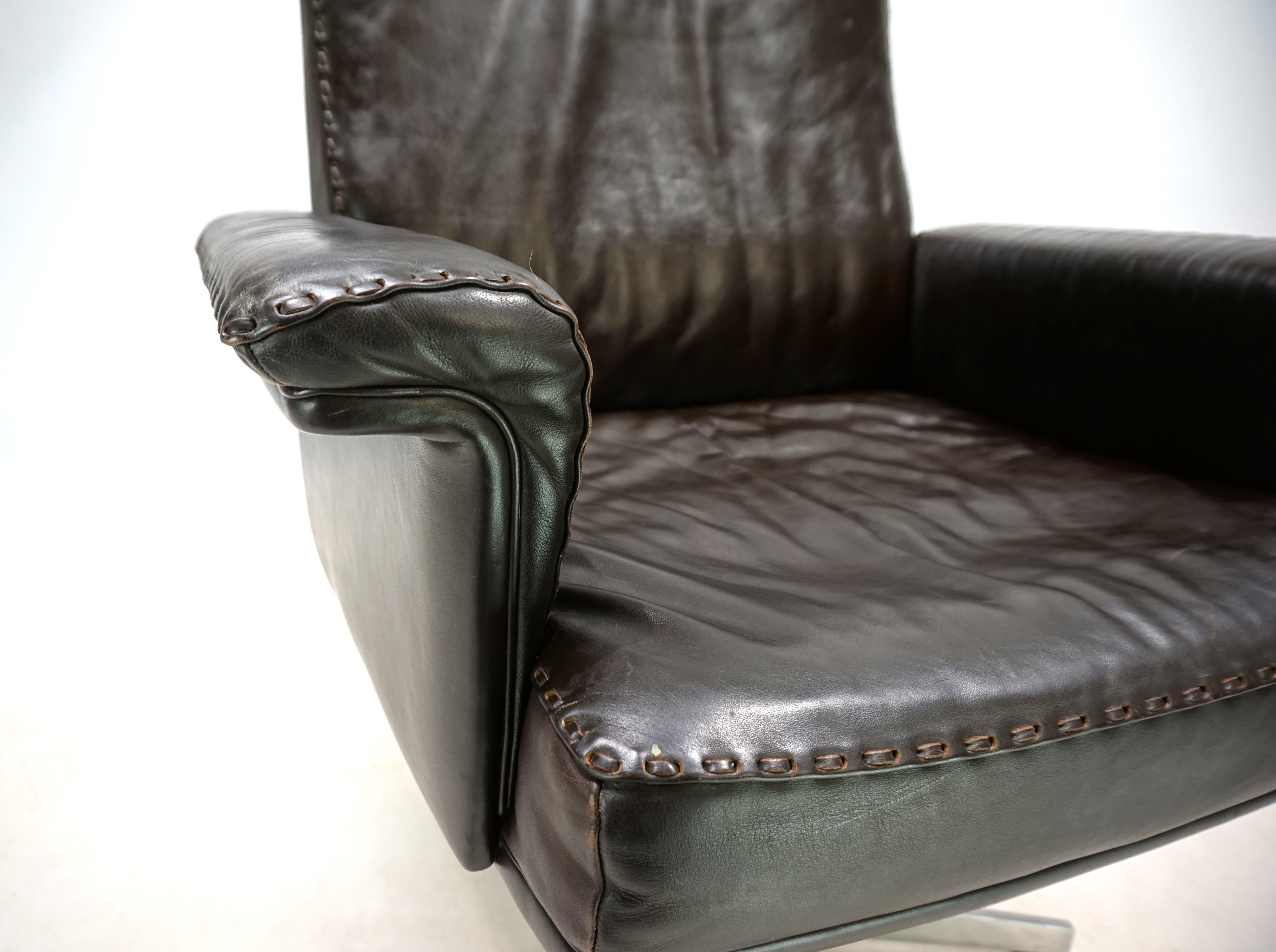 This De Sede DS 35 leather armchair with a short backrest makes an excellent impression. The dark brown leather of the armchair is in very good condition, the strap seams are all intact, and the backrest shows a slight patina in one small area. The