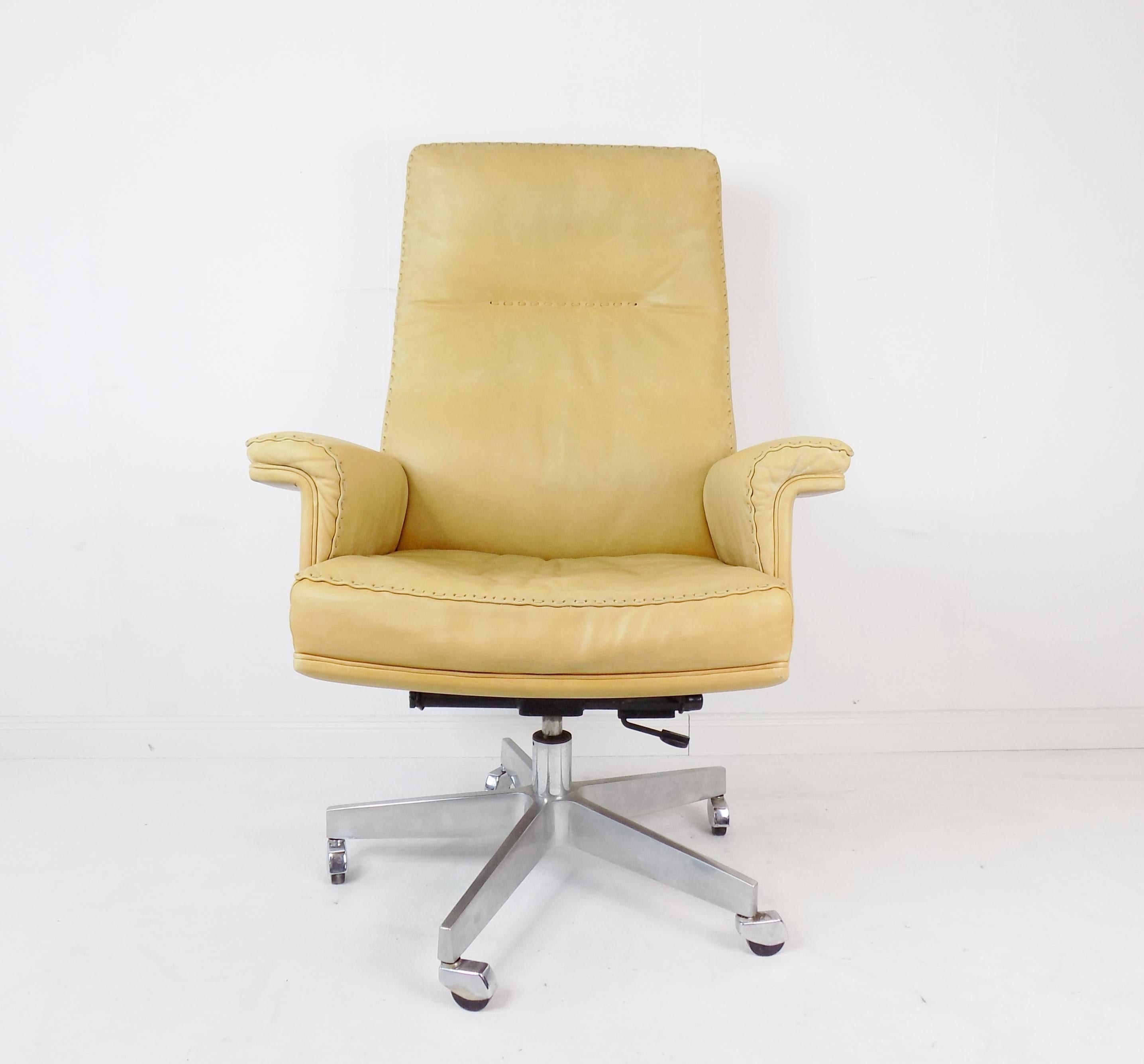 This De Sede DS 35 presents itself in excellent condition. The Sahara Yellow Leather is flawless and shows only slight signs of wear. The strappy lacing, typical of De Sede, is complete and firm. The critical points of the armrests also show no