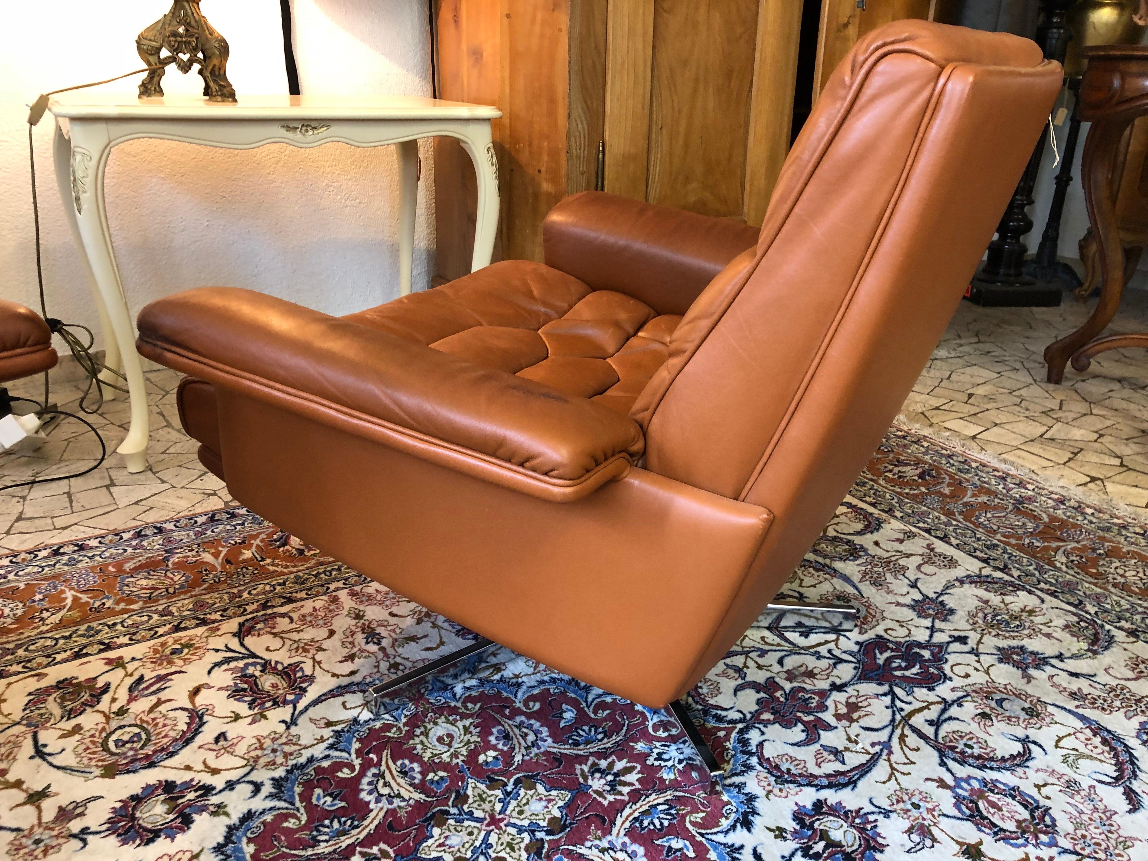 De Sede DS 35 swivel lounge armchair is upholstered in cognac aniline leather with a whipstitch edge detail. It was manufactured in the late 1960s by De Sede from Switzerland. This swivel lounge armchair stands on polished chrome-plated legs. This