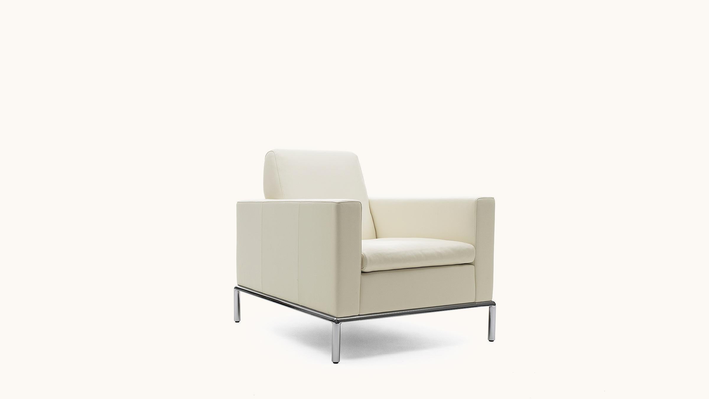The DS-4 is a clear statement from the designer to follow an IDEA, a style, a personal claim to perfection to the very depths. Thanks to its raised backrest, the DS-4 offers that stylish comfort that is missing from conventional furniture. The