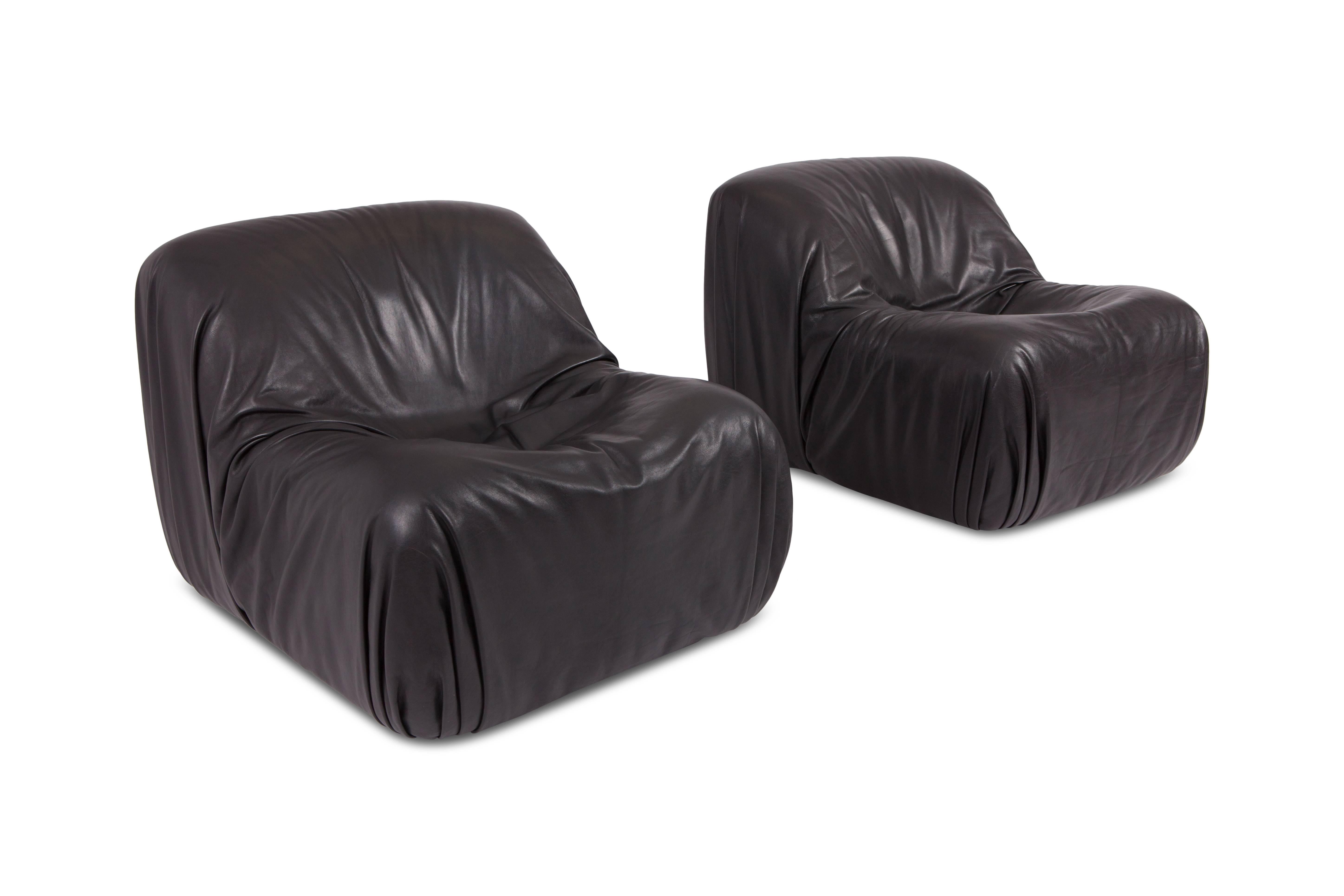 Set of two comfortable DS 41 lounge chairs by De Sede in high quality thick black leather, Switzerland 1970s. De Sede is now well know for making high end quality sofa’s and chairs,
with many icon’s written on their name.

The upholstery is made