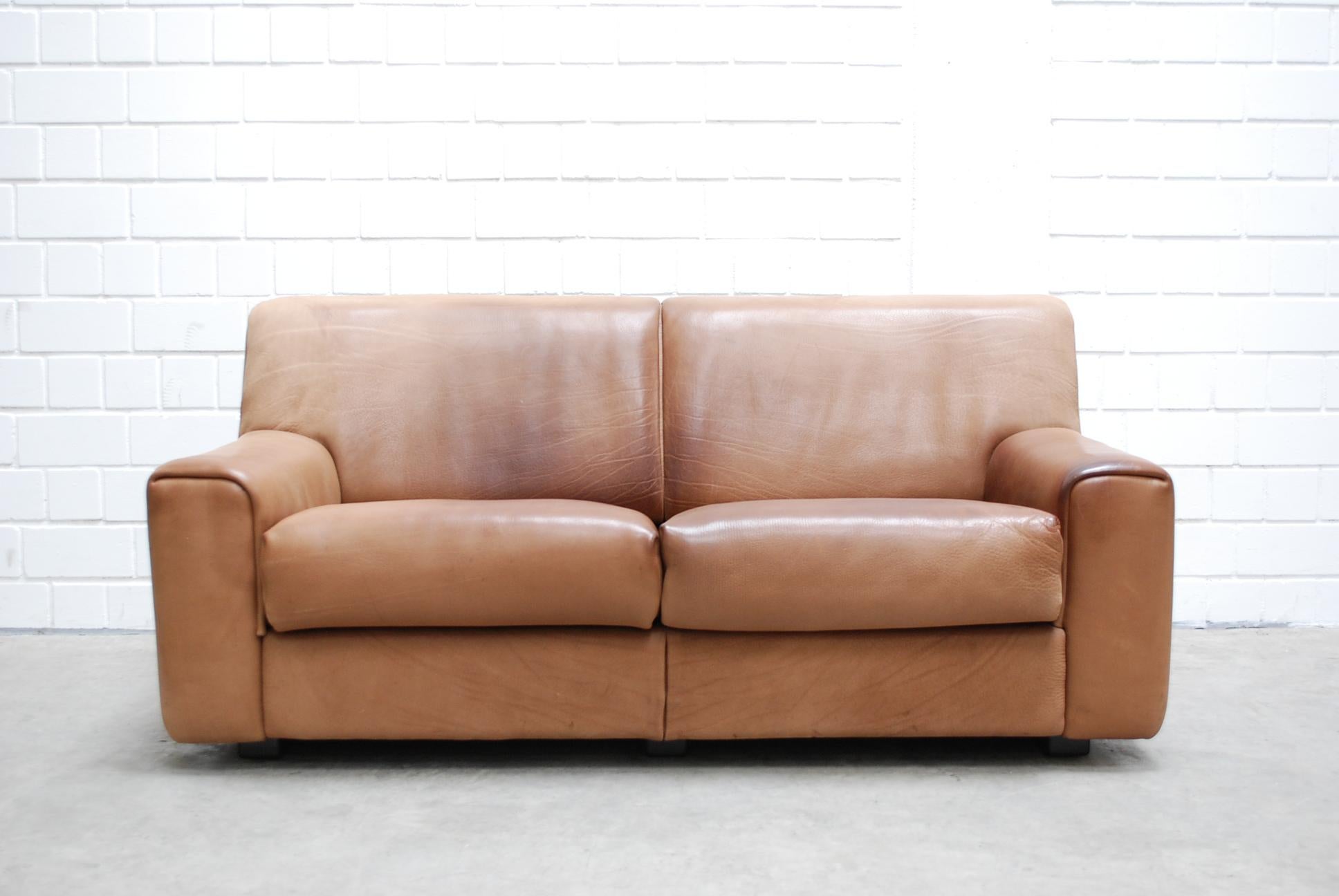 De Sede DS 42 neck leather sofa.
This DS-42 sofa was manufactured in Switzerland during the 1970s by De Sede and is upholstered in 3-5 mm thick, natural brown hide.
The leather has some patina.
  