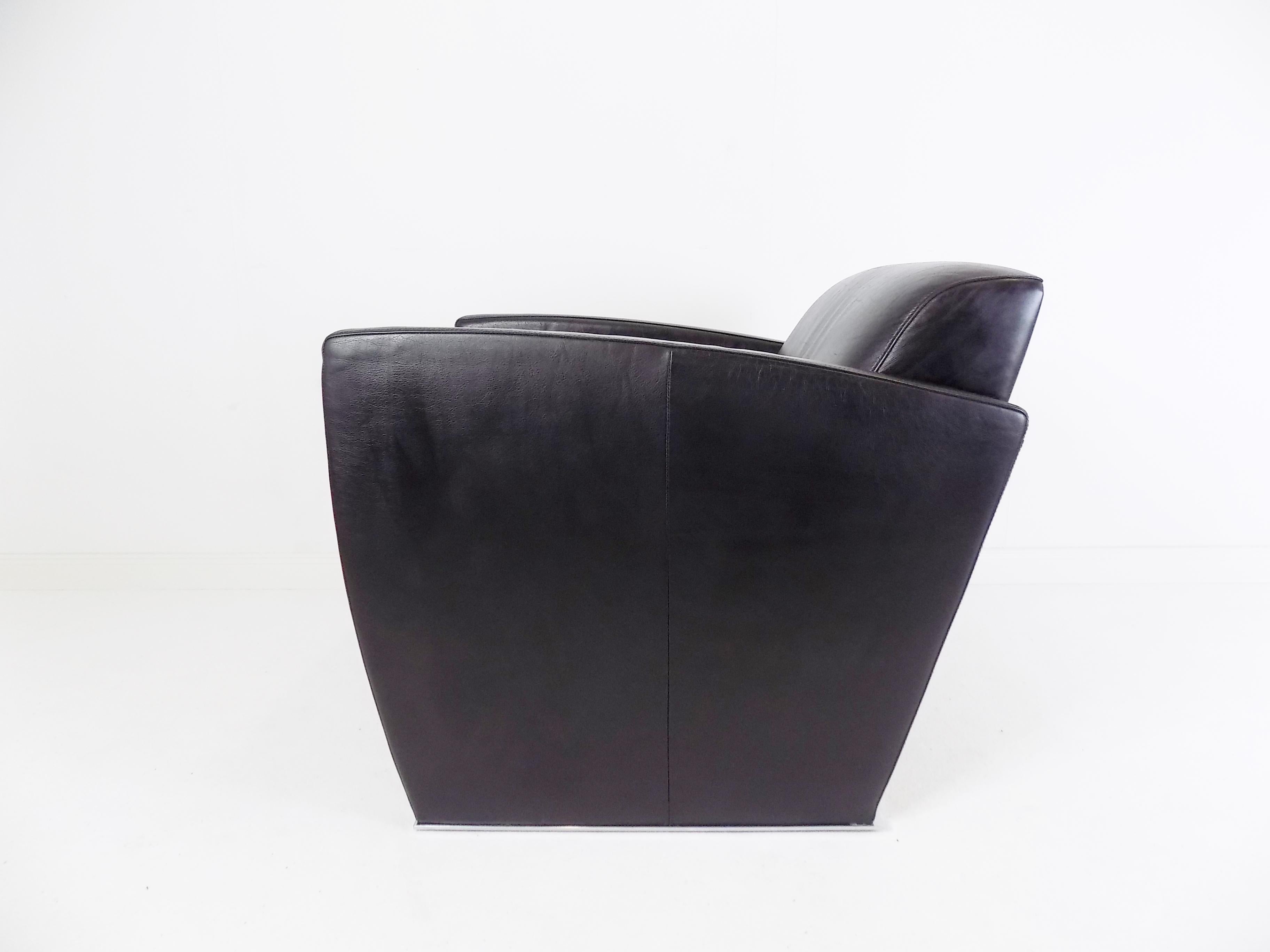 The black DS 420 leather club chair is in excellent condition. The deep black leather shows minimal signs of wear, the seating comfort is impeccable. The model DS 420 was conceived by Jean-Pierre Dovat in the 90 years as an open construction. This