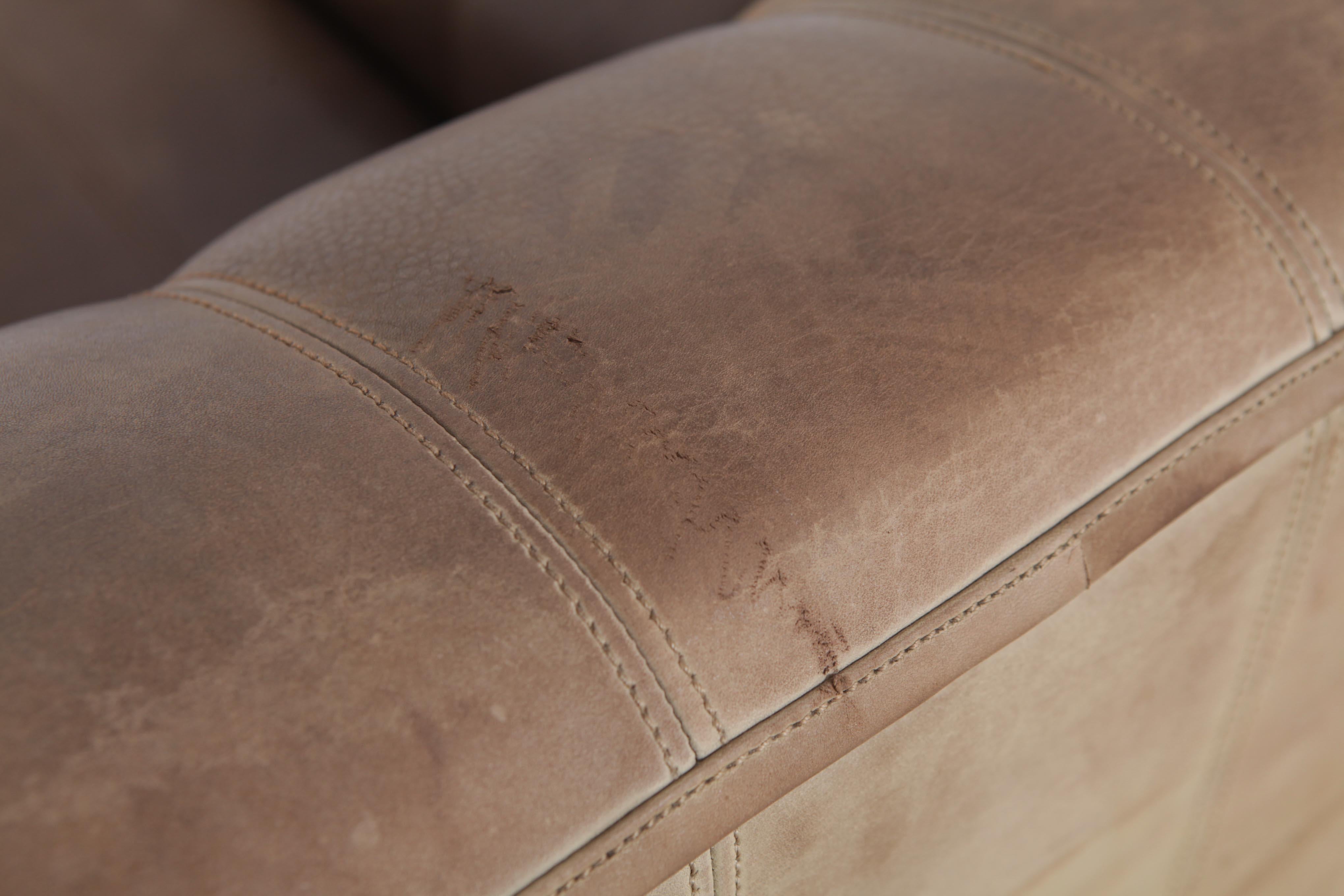De Sede DS 44 2-Seat Sofa in Buffalo Leather, Switzerland, 1970s In Good Condition For Sale In North Hollywood, CA