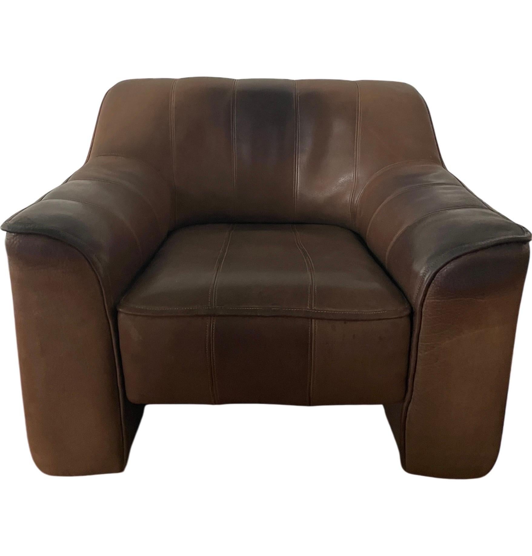 Impresionante conjunto De Sede con una función de lo más ingeniosa: el asiento de piel se pliega hacia dentro y hacia fuera, con una pequeña hendidura de madera en la parte inferior del asiento para facilitar el movimiento en caso de que decidas que