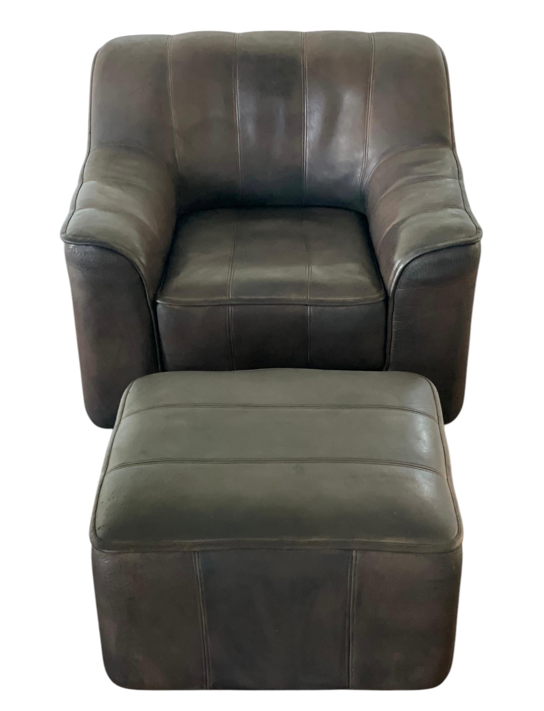 Stunning De Sede set with the most ingenious function: the leather seat pulls in and out, with a little wood indentation on the underside of the seat, for ease of movement in case you decide you want a longer reclining seat to cozy up