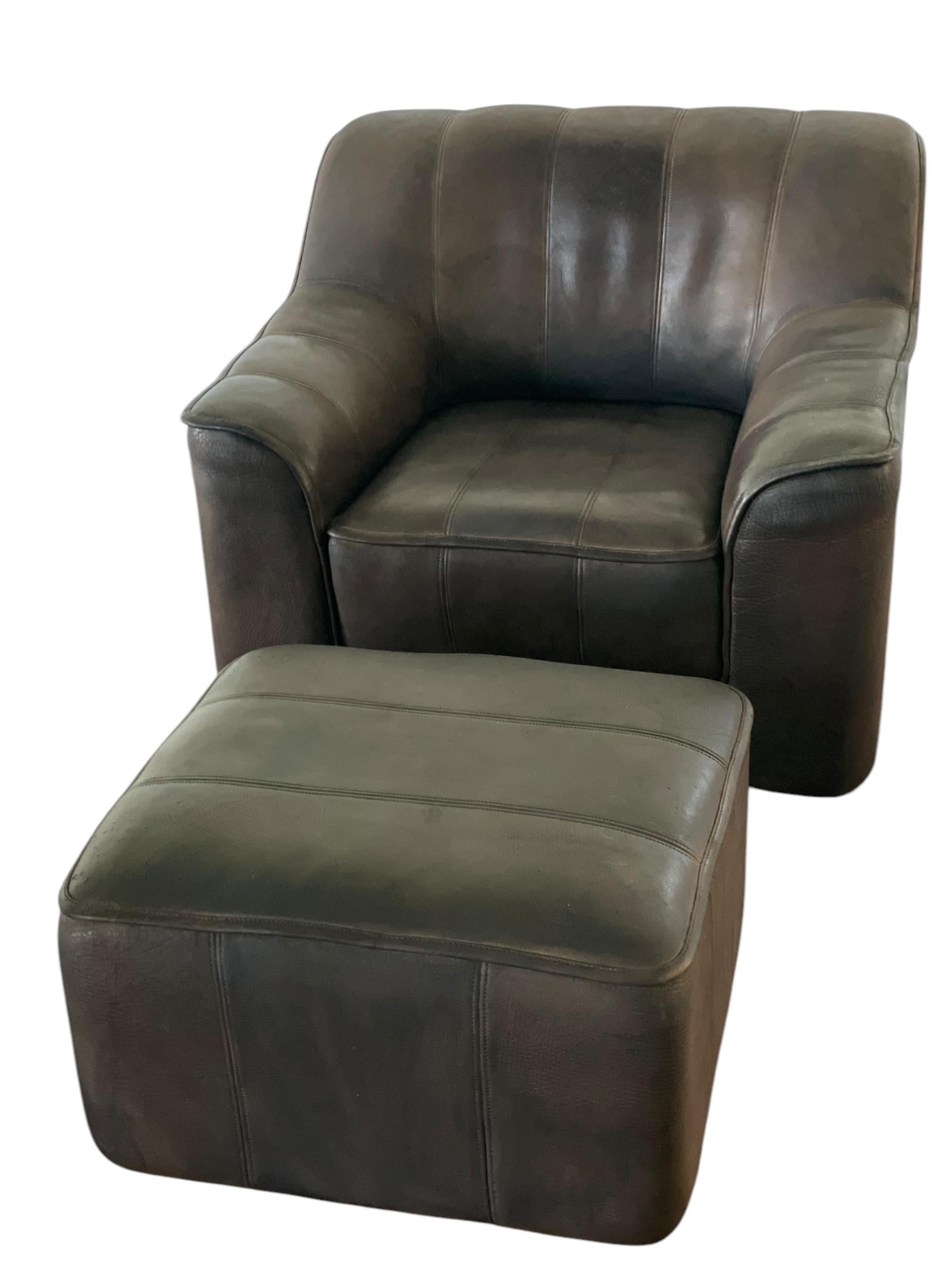 Stunning De Sede set with the most ingenious function: the leather seat pulls in and out, with a little wood indentation on the underside of the seat, for ease of movement in case you decide you want a longer reclining seat to cozy up