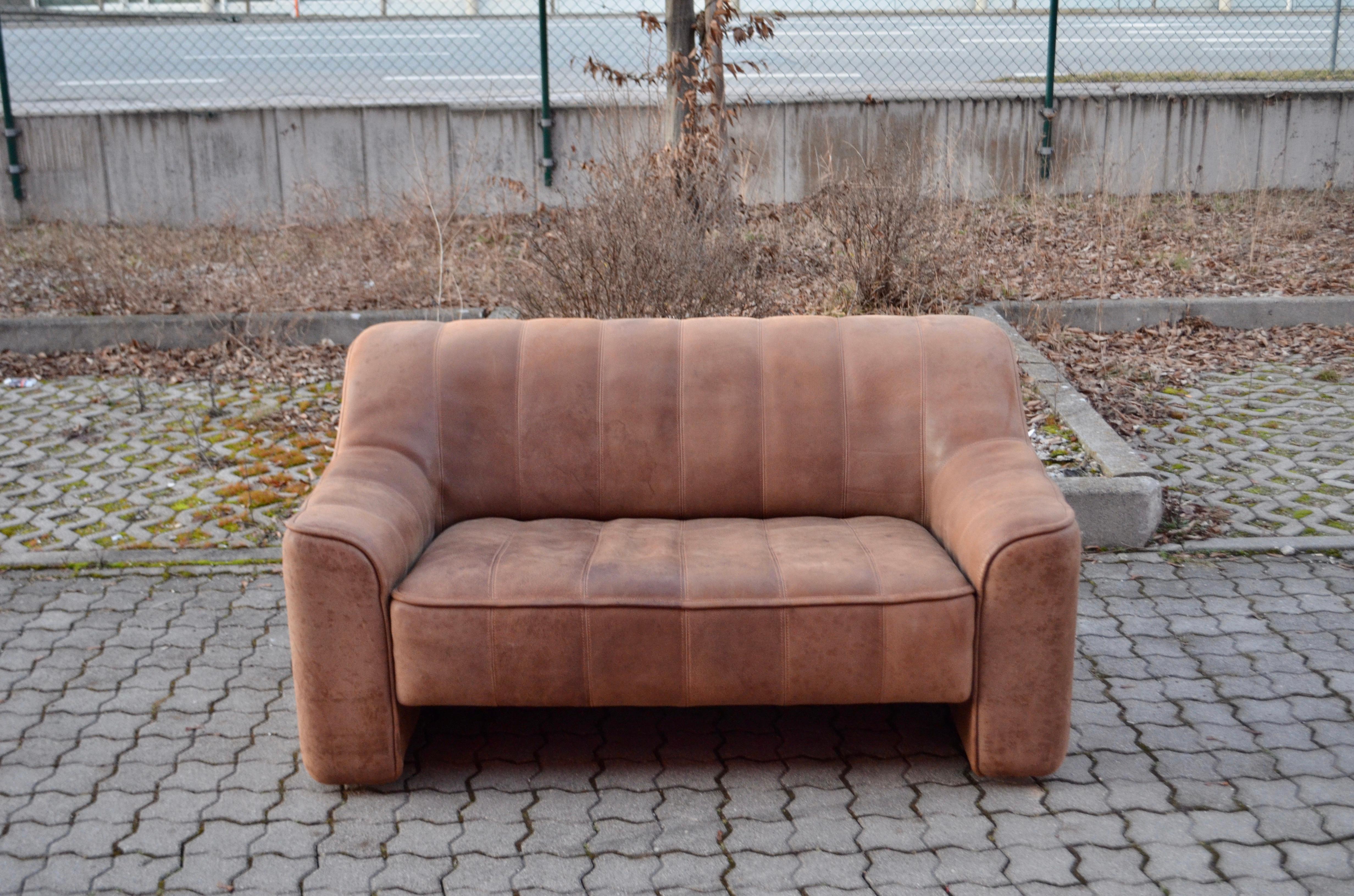 De Sede DS 44 / 02 neck leather sofa.
It´s the small loveseat Sofa.
This DS-44 sofa was manufactured in Switzerland by De Sede and is upholstered in 3-5 mm thick, natural hide.
The leather color is natural brown
and has some patina on the