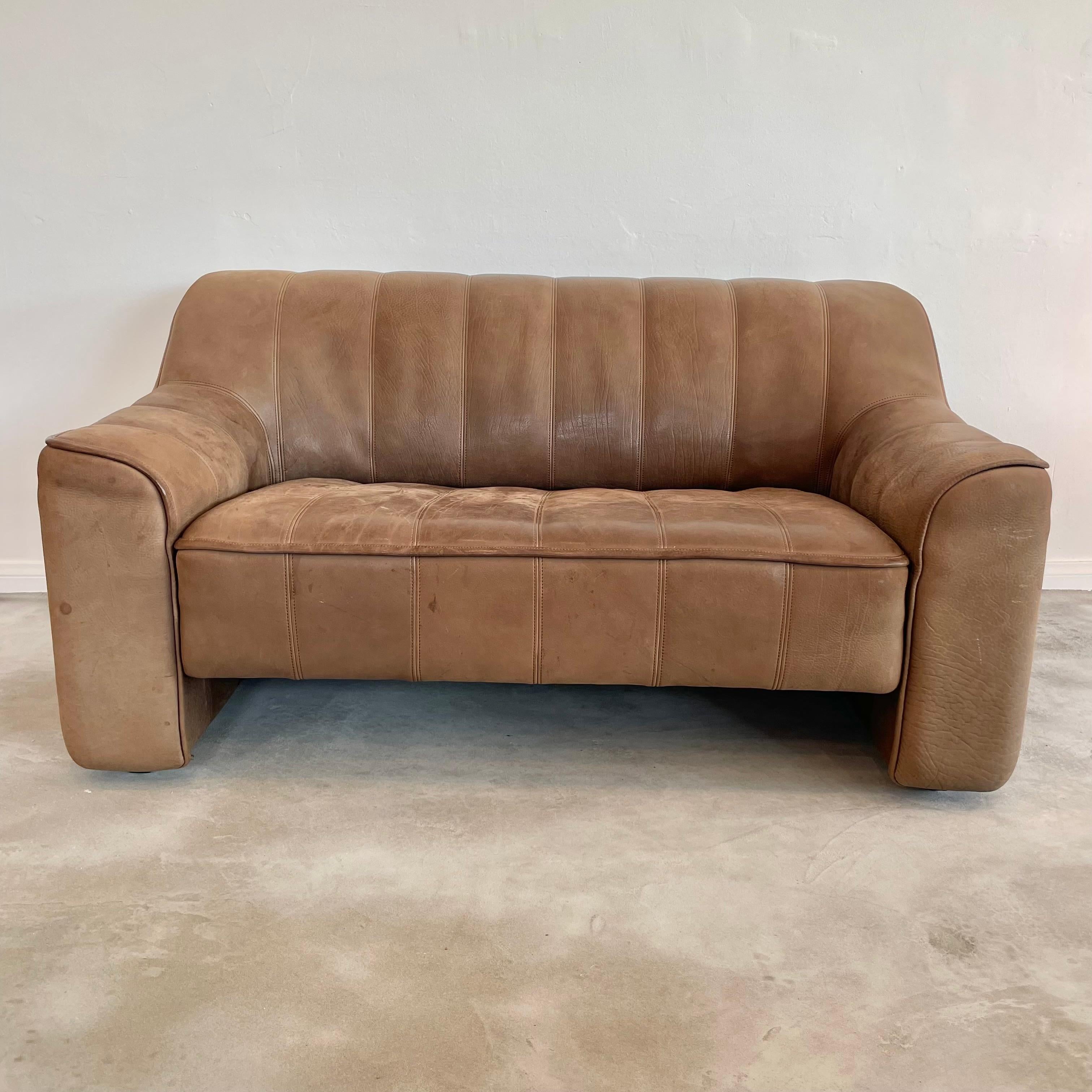 DS 44 2 seat comfort sofa by De Sede in a substantial and supple chocolate brown buffalo leather. Beautiful patina. Leather block style sofa with vertical stitching on seat and seat back. High quality buffalo leather make this sofa a piece that can