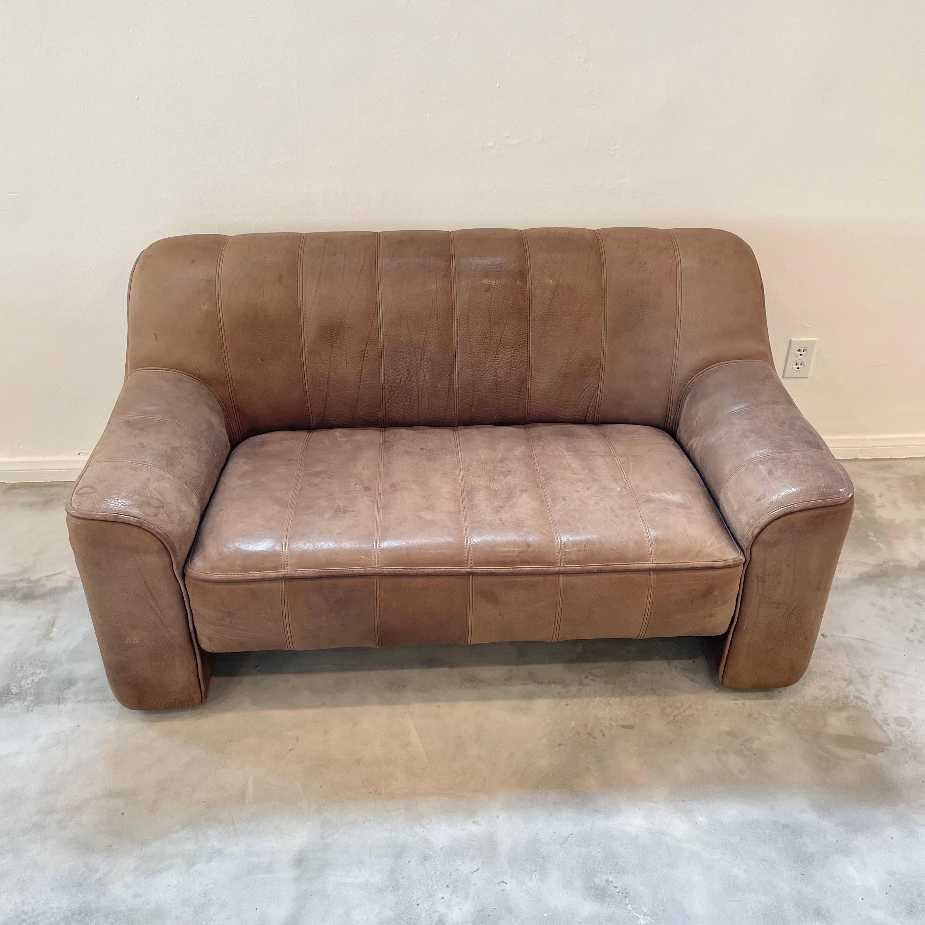 DS 44 2 seat comfort sofa by De Sede in a substantial and supple chocolate brown buffalo leather. Beautiful patina. Leather block style sofa with vertical stitching on seat and seat back. High quality buffalo leather make this sofa a piece that can