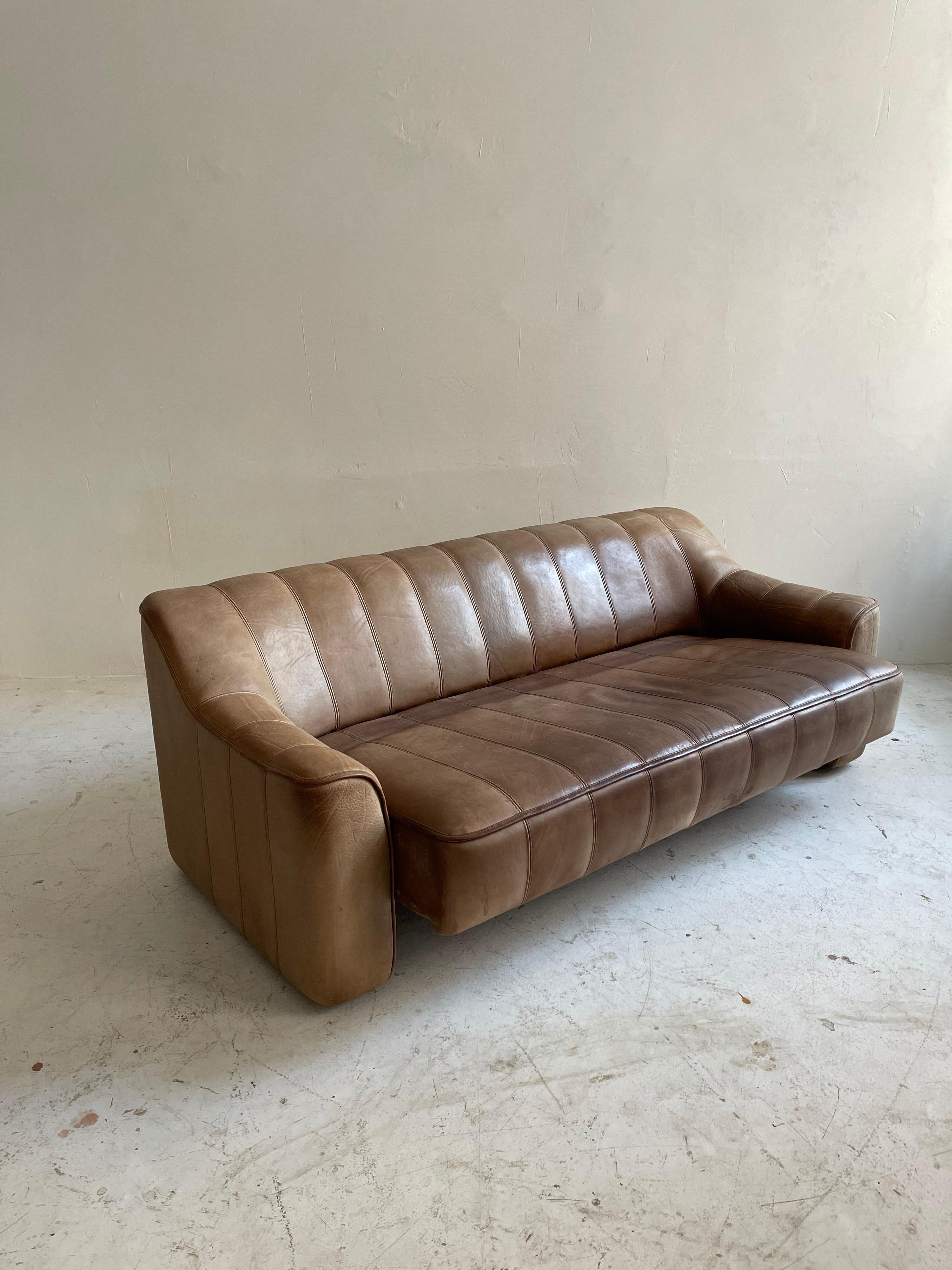 De Sede DS-44 Sofa in Patinated Cognac Buffalo Leather, Switzerland 1970. Three seater sofa with expendable seat area.