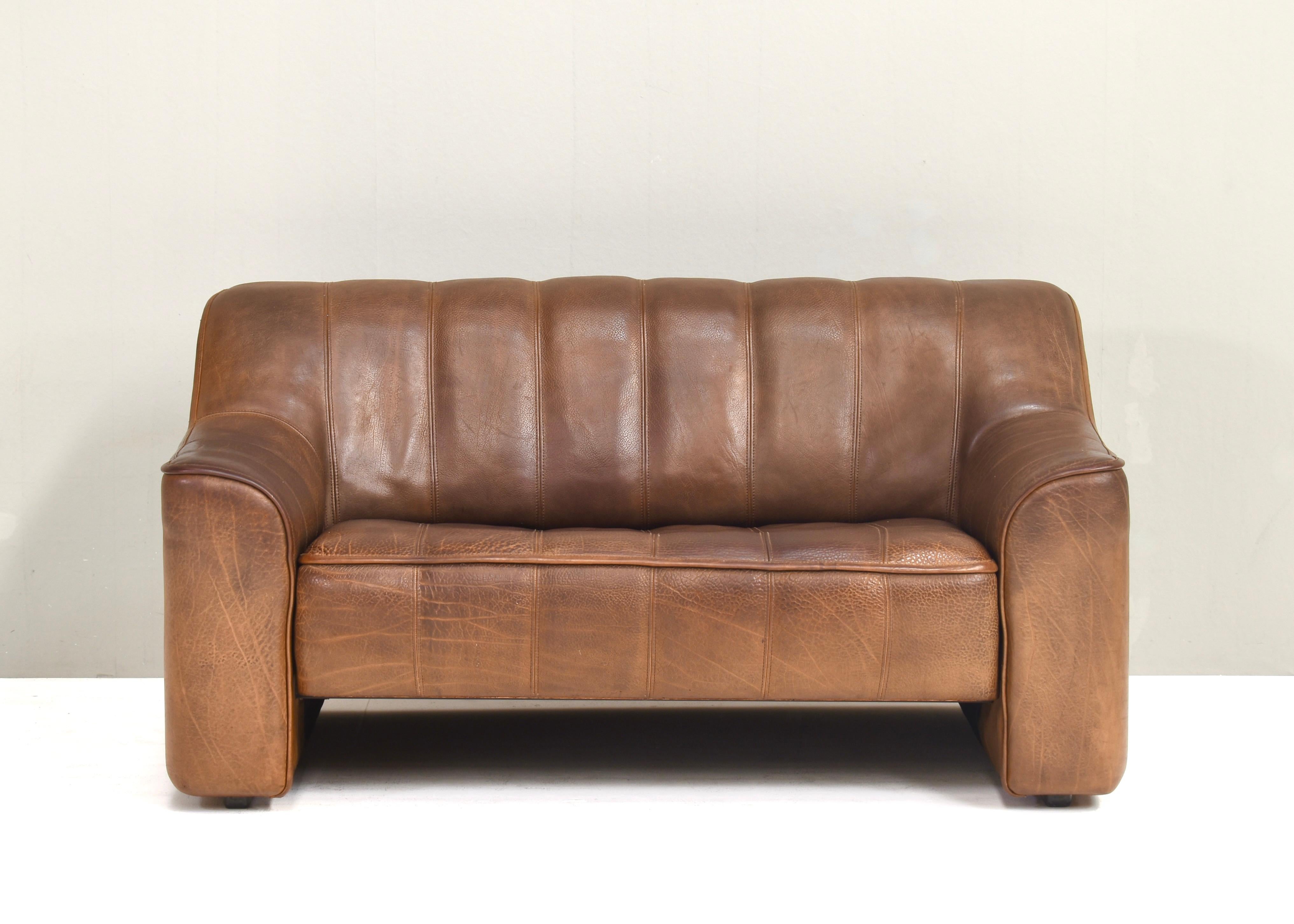 Mid-Century Modern De Sede DS-44 two seat sofa in Tan Buffalo leather – Switzerland, 1970s en vente