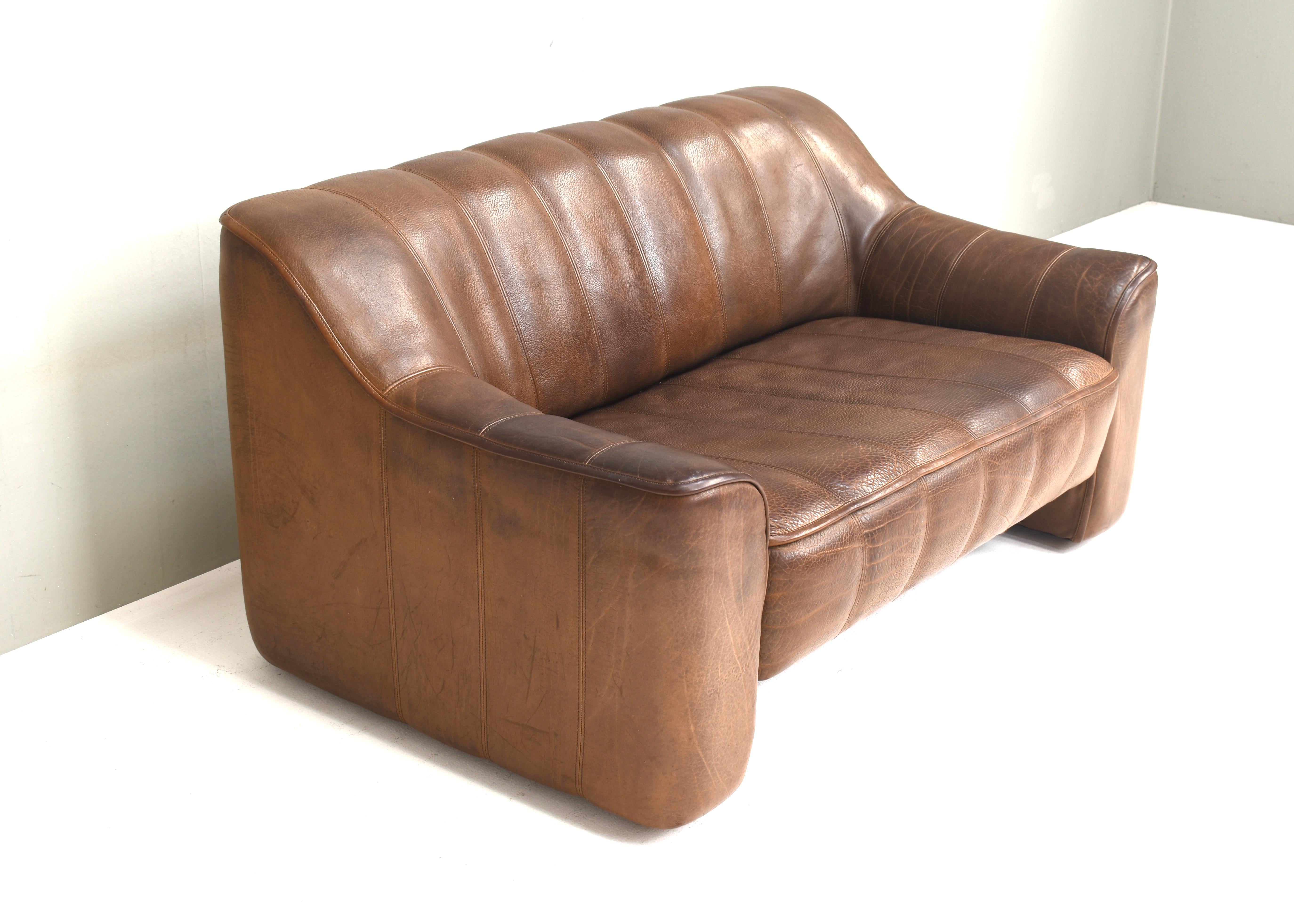 De Sede DS-44 two seat sofa in Tan Buffalo leather – Switzerland, 1970s Bon état - En vente à Pijnacker, Zuid-Holland