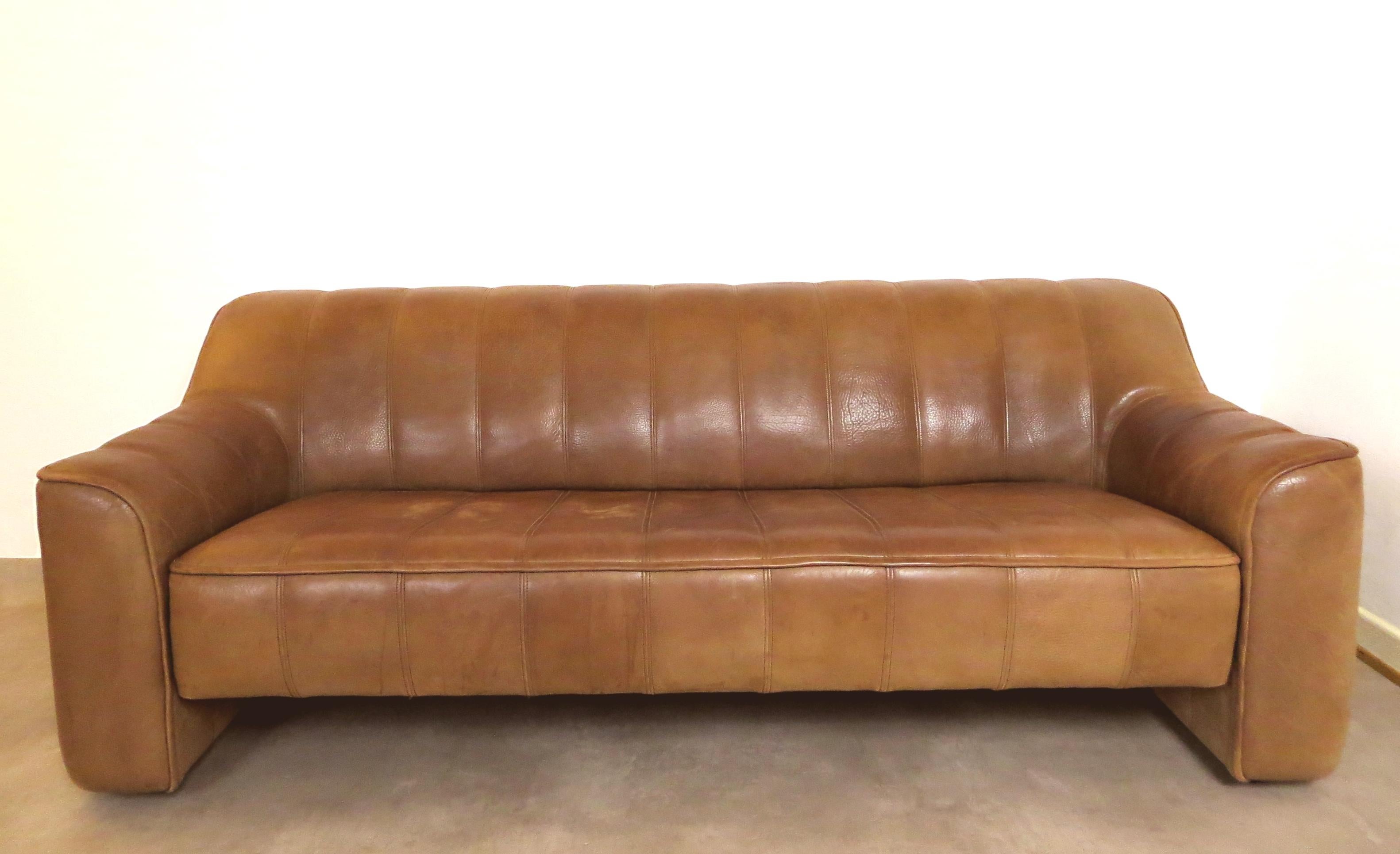 The Vintage DS 44 model is a coveted design classic designed in the Mid-Century era in late 1960s early 1970s 
by the renowned Swiss manufacturer and luxury brand de Sede.

+ Perfect craftsmanship
+This lounge leather sofa by De Sede can be extended