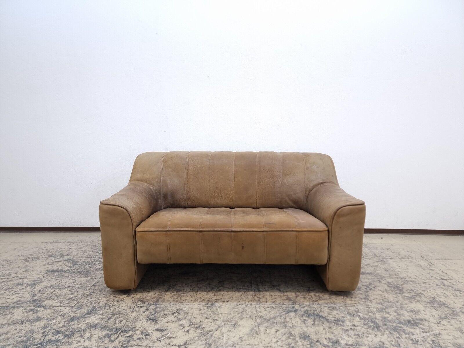 De Sede ds 44 Echtleder Zweisitzer Sofá, vintage.

Weiteres Exemplar vorhanden, falls Sie ein Set wünschen.
Schöne Patina. Einige minimale Flecken auf dem Leder, siehe Fotos.


Maße

L/T/H
140 cm / 85-100 cm / 70 cm
Sitzhöhe ca. 42

Sitztiefe 50-65