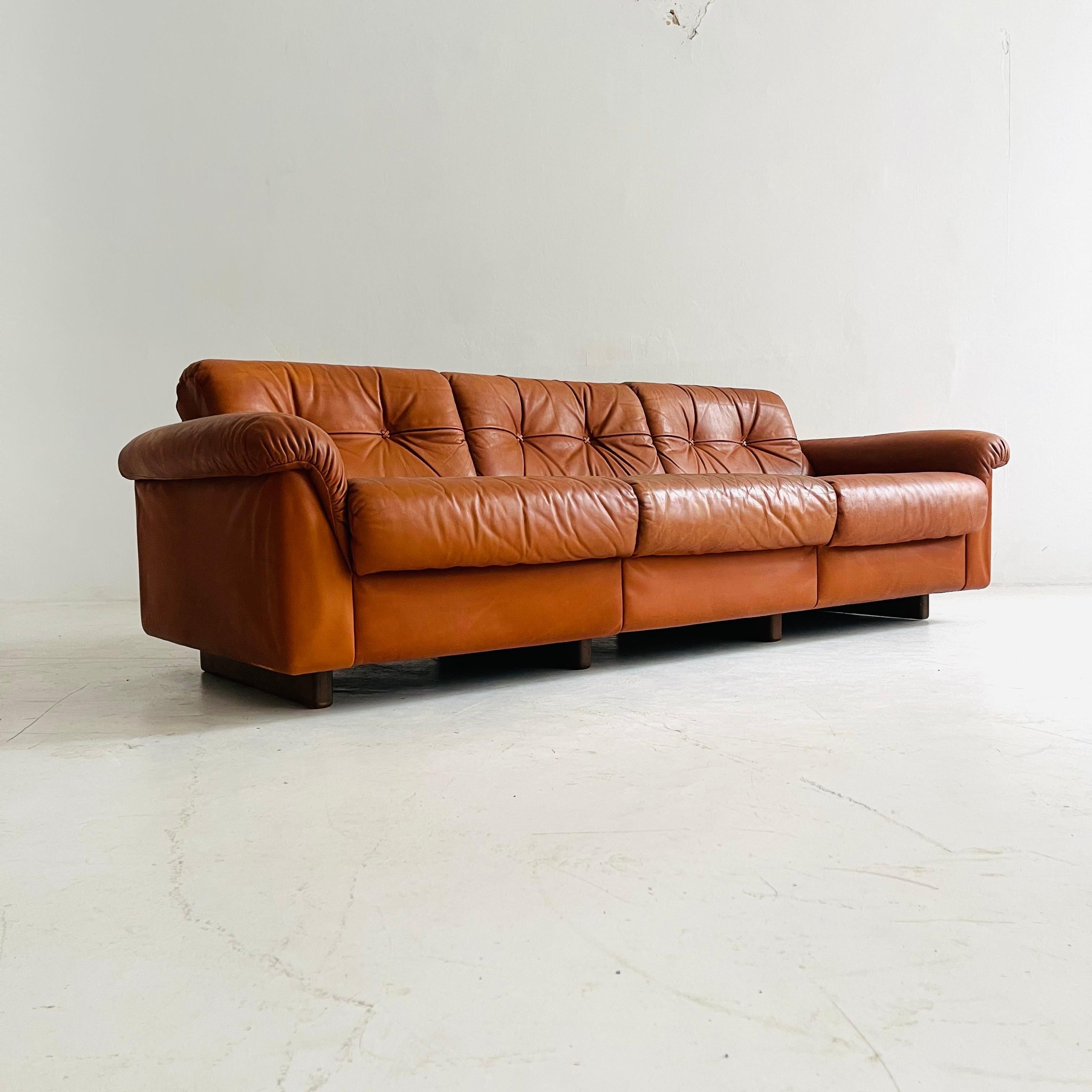 De Sede DS-45 Patinated Cognac Leather Living Room Suite Sofa, Swiss, 1970s For Sale 9