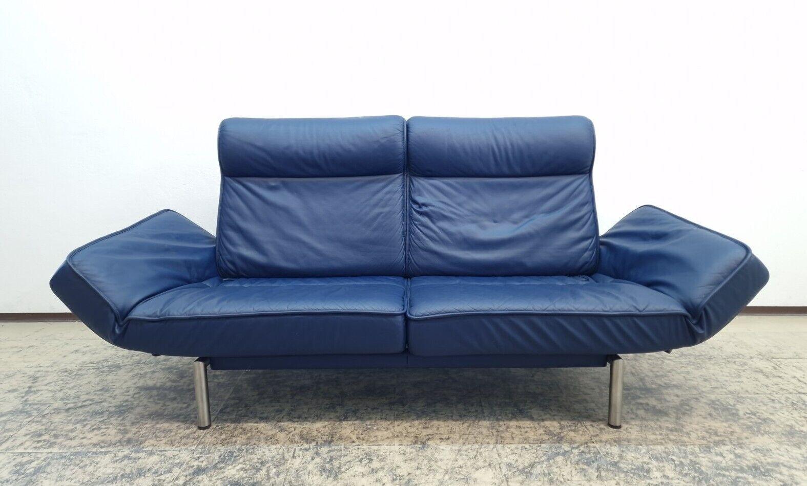 Le canapé DS 450 de de Sede, entretenu par Thomas Althaus, est un chef-d'œuvre du design moderne. Ce canapé est doté d'un revêtement en cuir épais et bleu et repose sur d'élégants pieds métalliques. Es bietet nicht nur ästhetische Eleganz, sondern