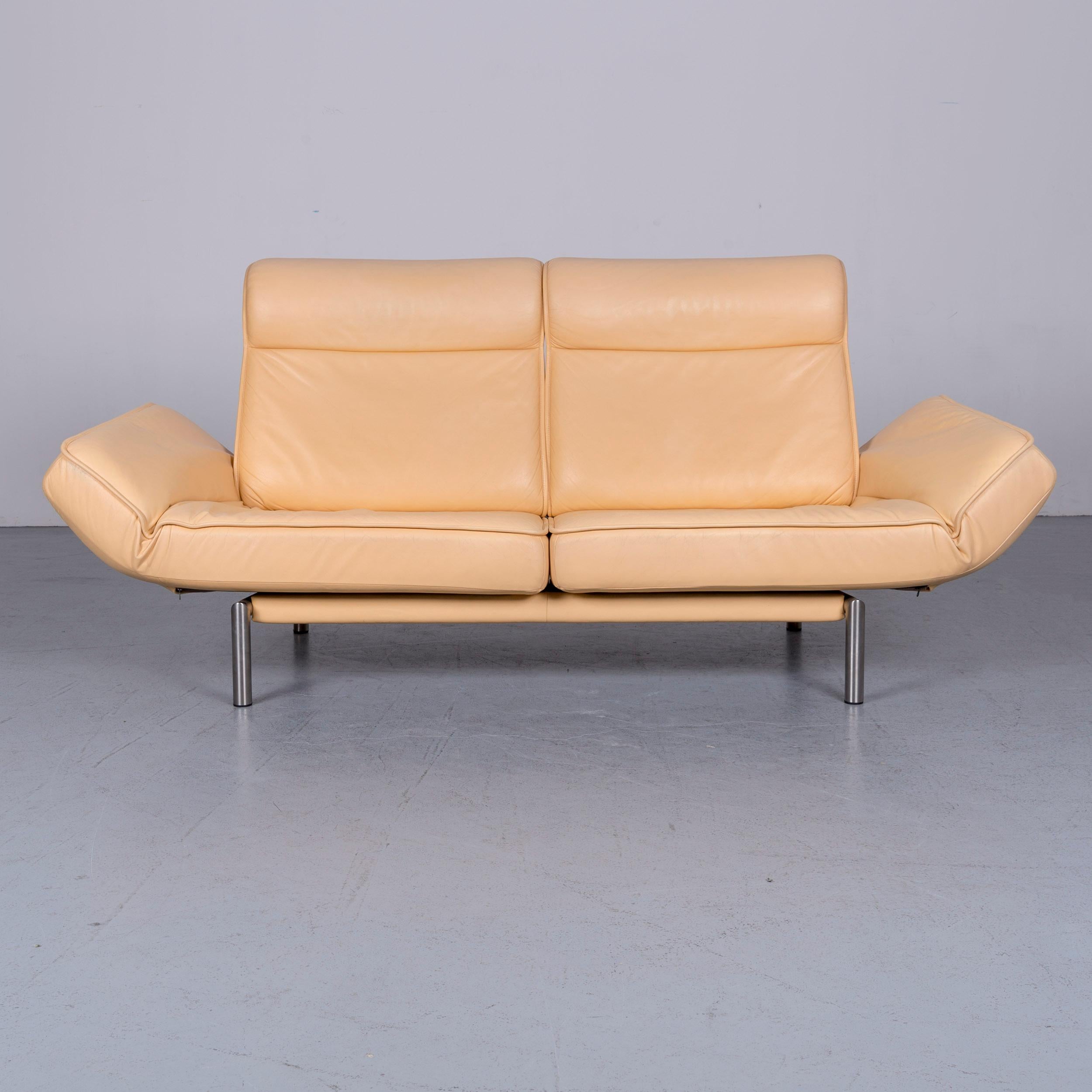 Ti presentiamo un divano di design De Sede DS 450 in vera pelle beige.

Misure del prodotto in centimetri:

Profondità 90
Larghezza 200
Altezza 90
Altezza della seduta 42
Altezza di riposo 62
Profondità di seduta 55.



 