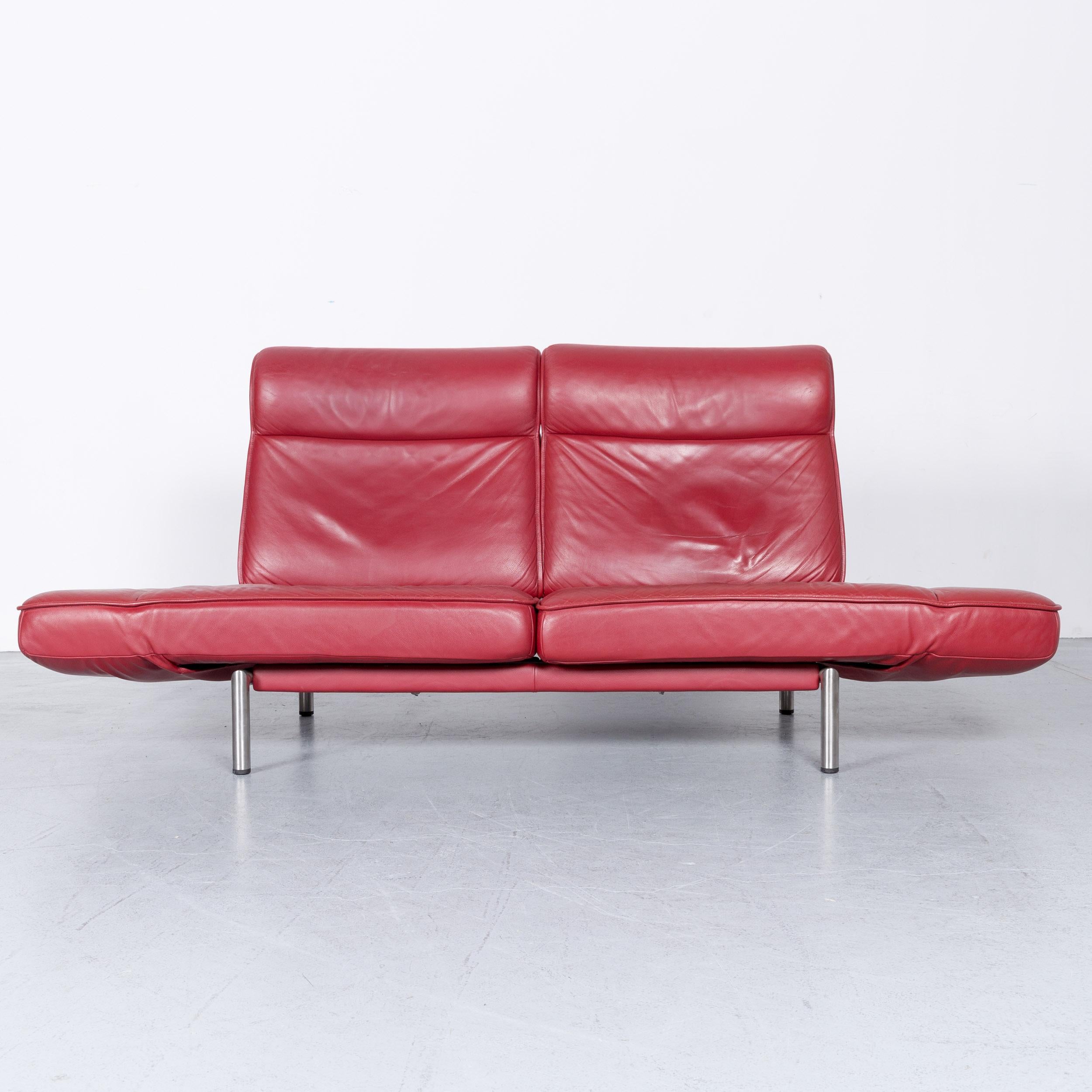 We bring to you an de Sede DS 450 designer sofa red leather two-seat couch made in Switzerland.