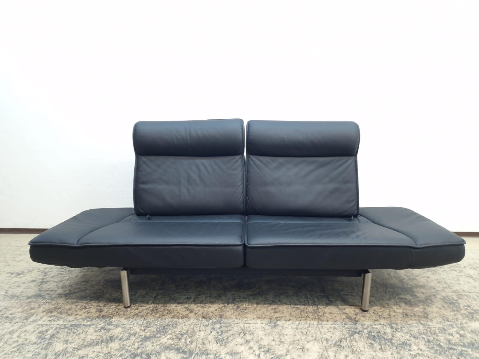 DE SEDE DS 450 FUNKTION SOFA 

ECHTLEDER SCHWARZ

RÜCKLEHNE VERSTELLBAR 

SITZFLÄCHE DREHBAR- LIEGEFUNKTION

Top erhaltenes De Sede DS 450 Echtleder Sofa in der Farbe schwarz #2


Unkomplizierte Umstellung von Sofa auf Relaxliege.


Entworfen von