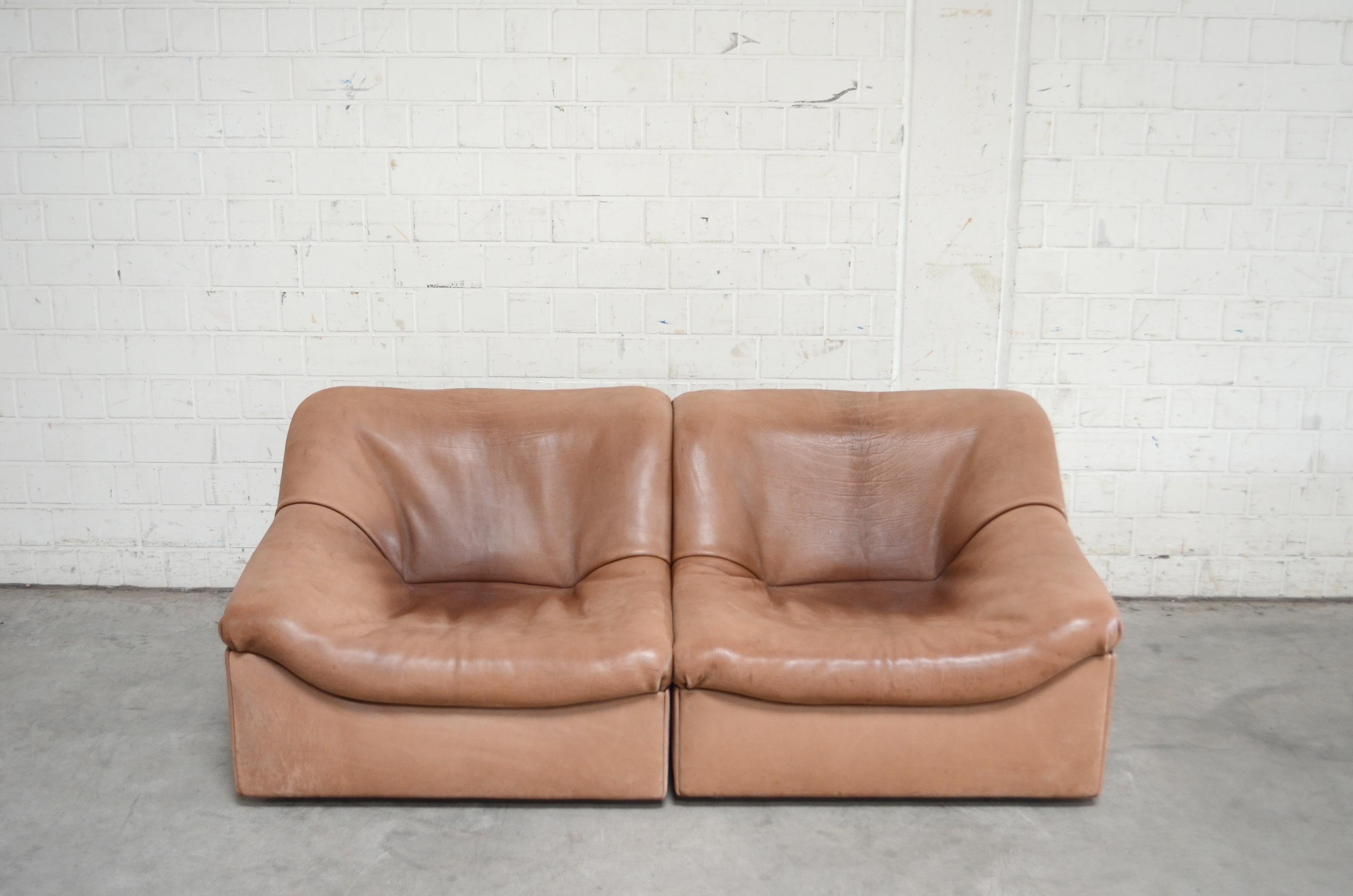 De Sede DS 46 neck leather sofa.
It´s a Sofa for 2 persons.
This DS-46 sofa was manufactured in Switzerland by De Sede and is upholstered in 3-5 mm thick, natural hide.
it consist 2 elements which can be use also lounge chairs.
The leather color