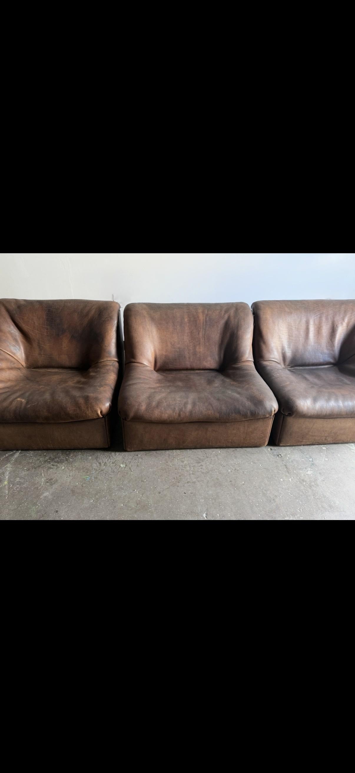 Sofá modular 3x de cuero de búfalo. Estructura muy sólida y peso considerable en cada pieza. Extremadamente duradero. Cada unidad tiene pátina/manchas por el uso continuado, pero no hay olores. Si se prefiere, la pátina podría camuflarse mejor