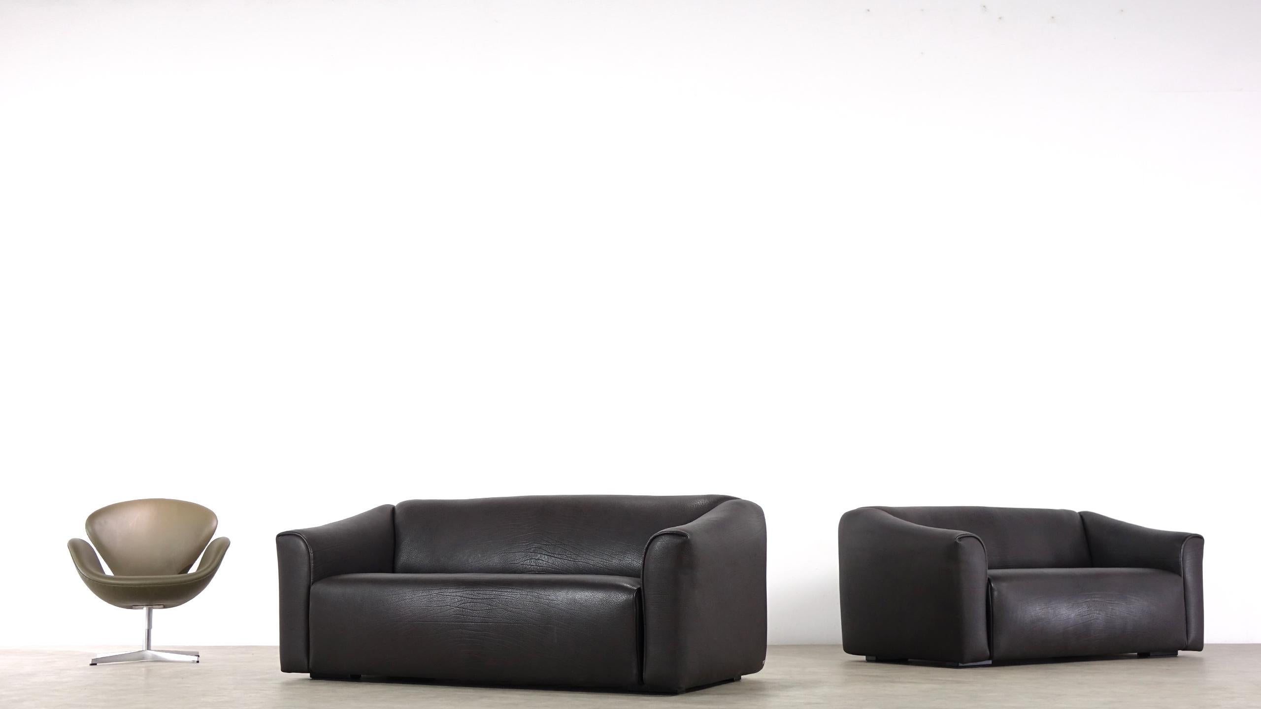 De Sede DS 47 / 3 & DS 42 / 2-seat dark brown buffalo leather. Comfortable and extractable lounge sofa designed and made by De Sede, Switzerland, 1970. The sofas are made of high quality dark brown buffalo leather. De Sede is known for its supreme