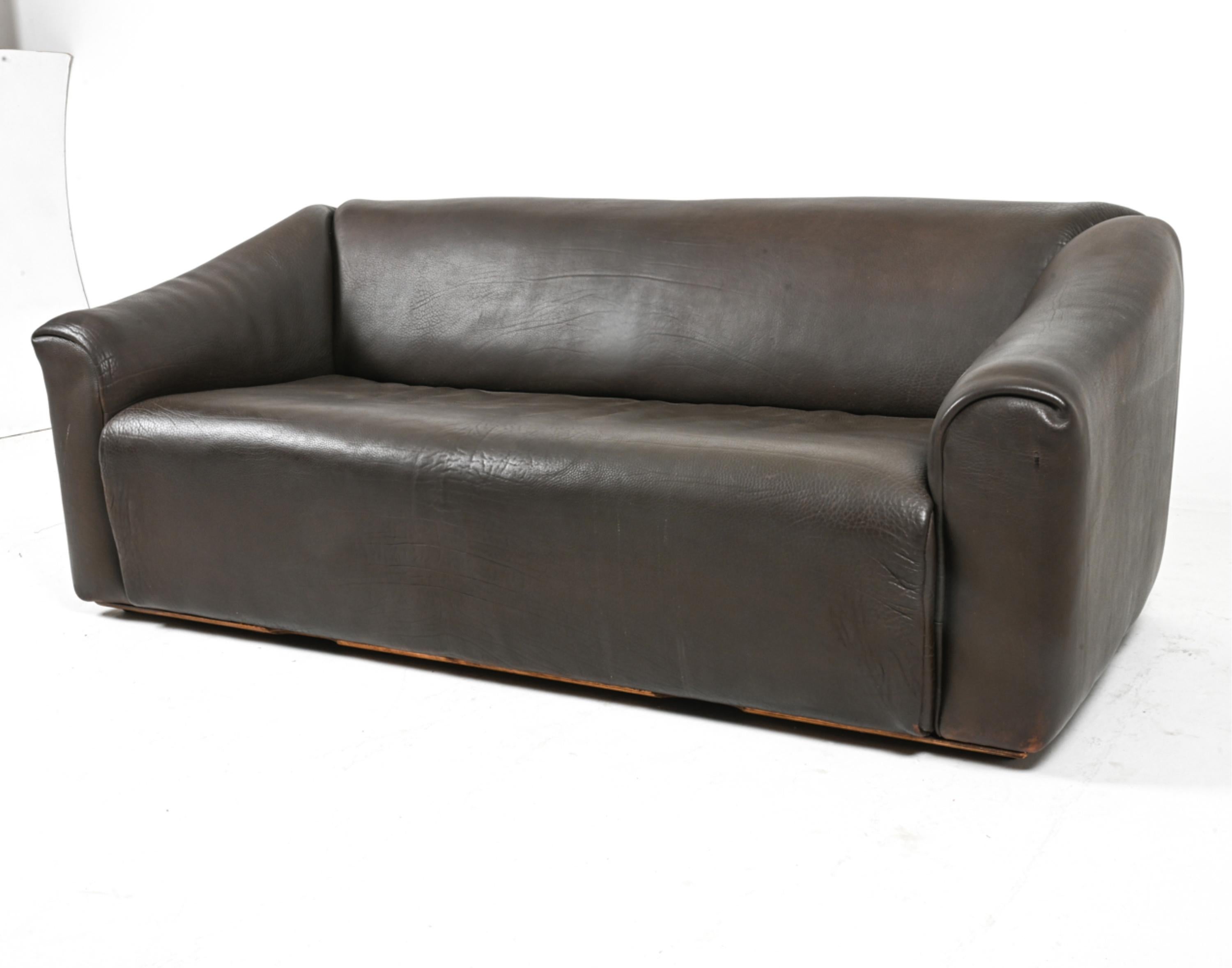 Il s'agit d'un luxueux canapé en cuir noir De Sede DS-47, conçu et fabriqué dans les années 1970. Ce design iconique transcende les tendances, offrant un style intemporel et un confort inégalé.

Fabriqué en Suisse par de Sede, réputé pour son