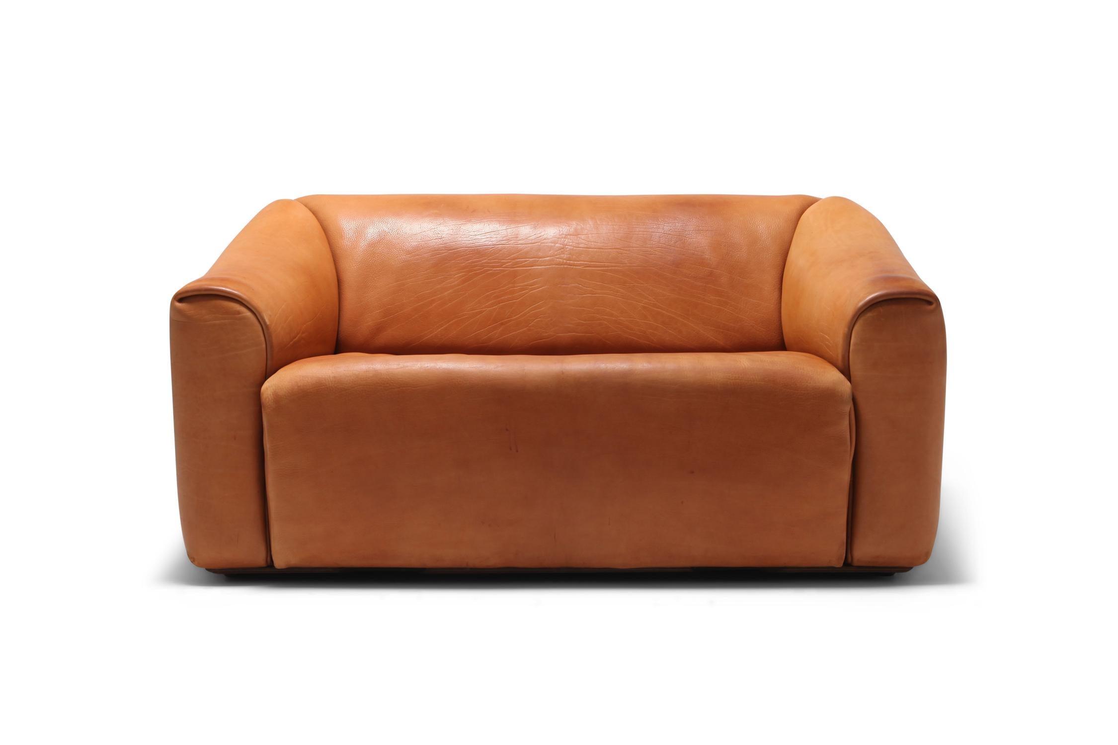 Cognac leather two-seat sofa by Swiss manufacturer De Sede.
Bullhide leather with retractable seating for an even more comfortable seat. 

The DS 47 model is a true design classic and is still in production. This is an original model with tons of