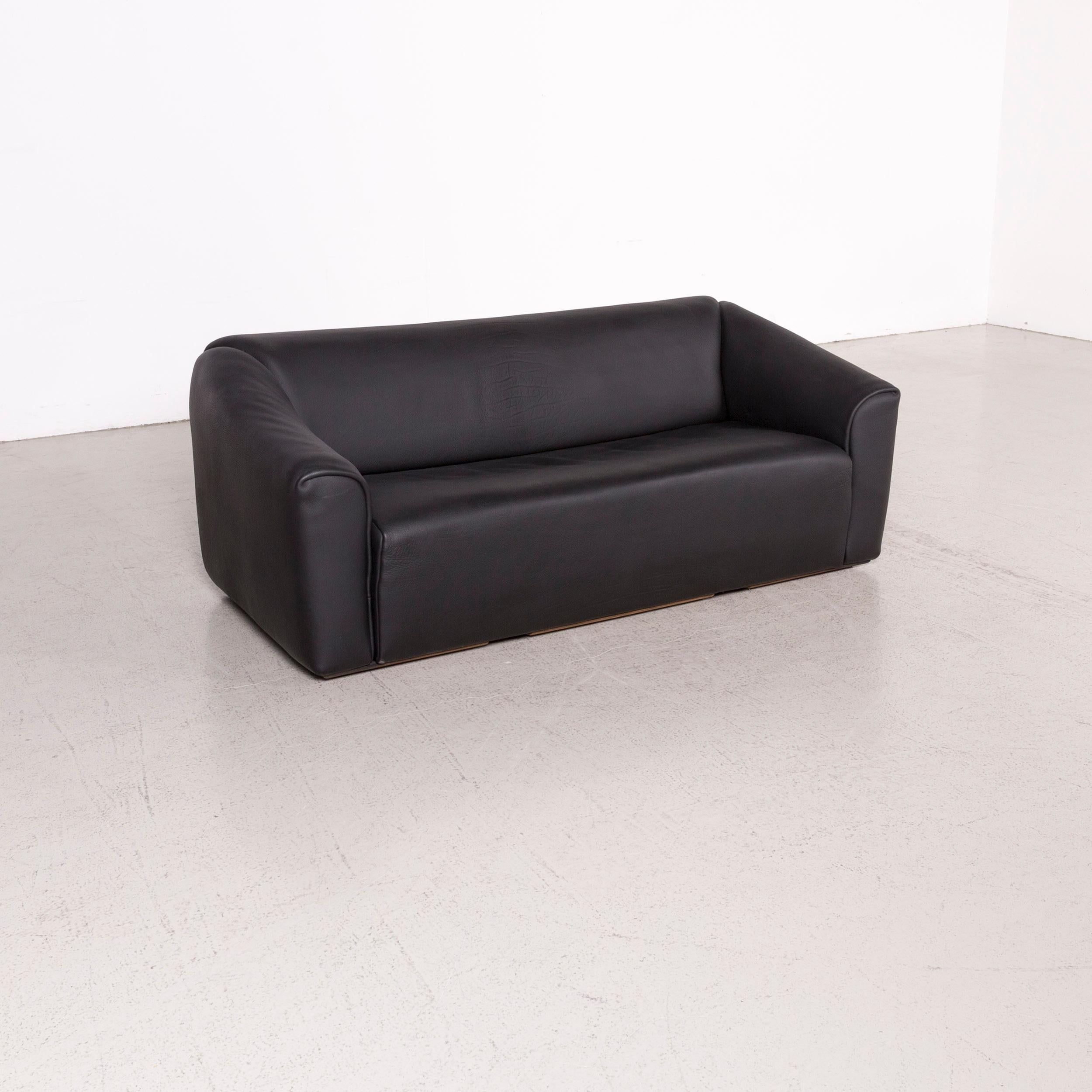 We bring to you a de Sede ds 47 designer leather sofa black two-seat real leather couch.

Product measurements in centimeters:

Depth 90
Width 180
Height 70
Seat-height 40
Rest-height 60
Seat-depth 50
Seat-width 135
Back-height 40.
 