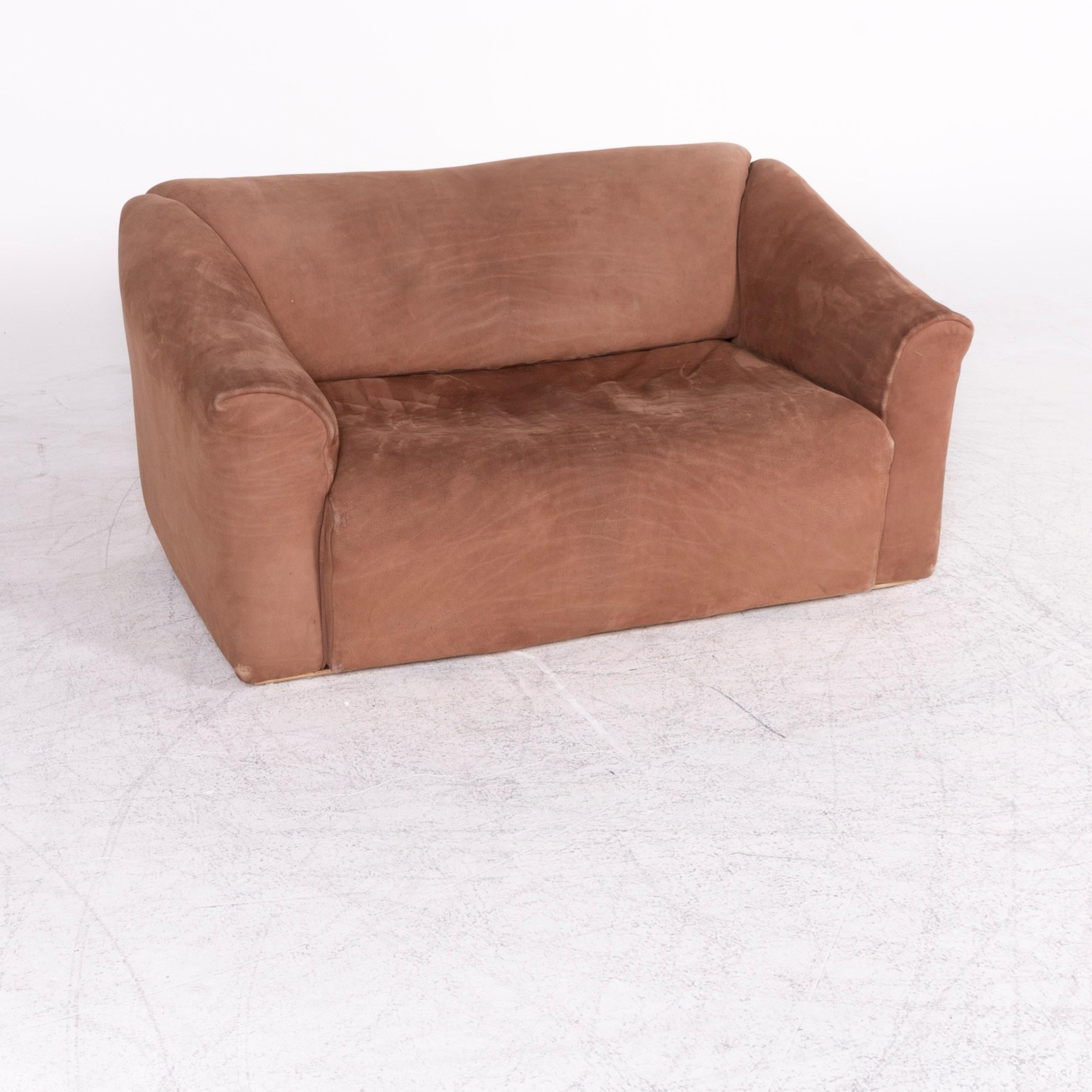 We bring to you a de Sede DS 47 designer leather sofa brown genuine leather two-seat couch.

Product measurements in centimeters:

Depth 95
Width 143
Height 73
Seat-height 40
Rest-height 58
Seat-depth 56
Seat-width 95
Back-height 37.
  