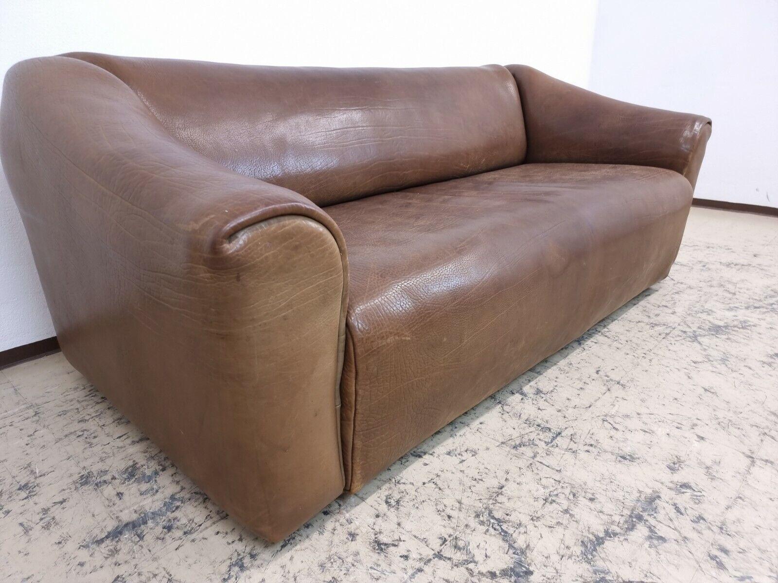 De Sede DS 47 Dreisitzer Echtledersofa in der Farbe braun, vintage.
Il est également possible d'obtenir un prix plus élevé si l'on souhaite obtenir un prix plus élevé.

Maße
B/H/T
181 cm / 72x89 cm / 106 cm
Hauteur de l'assise : 42 cm
Taille : 57-74