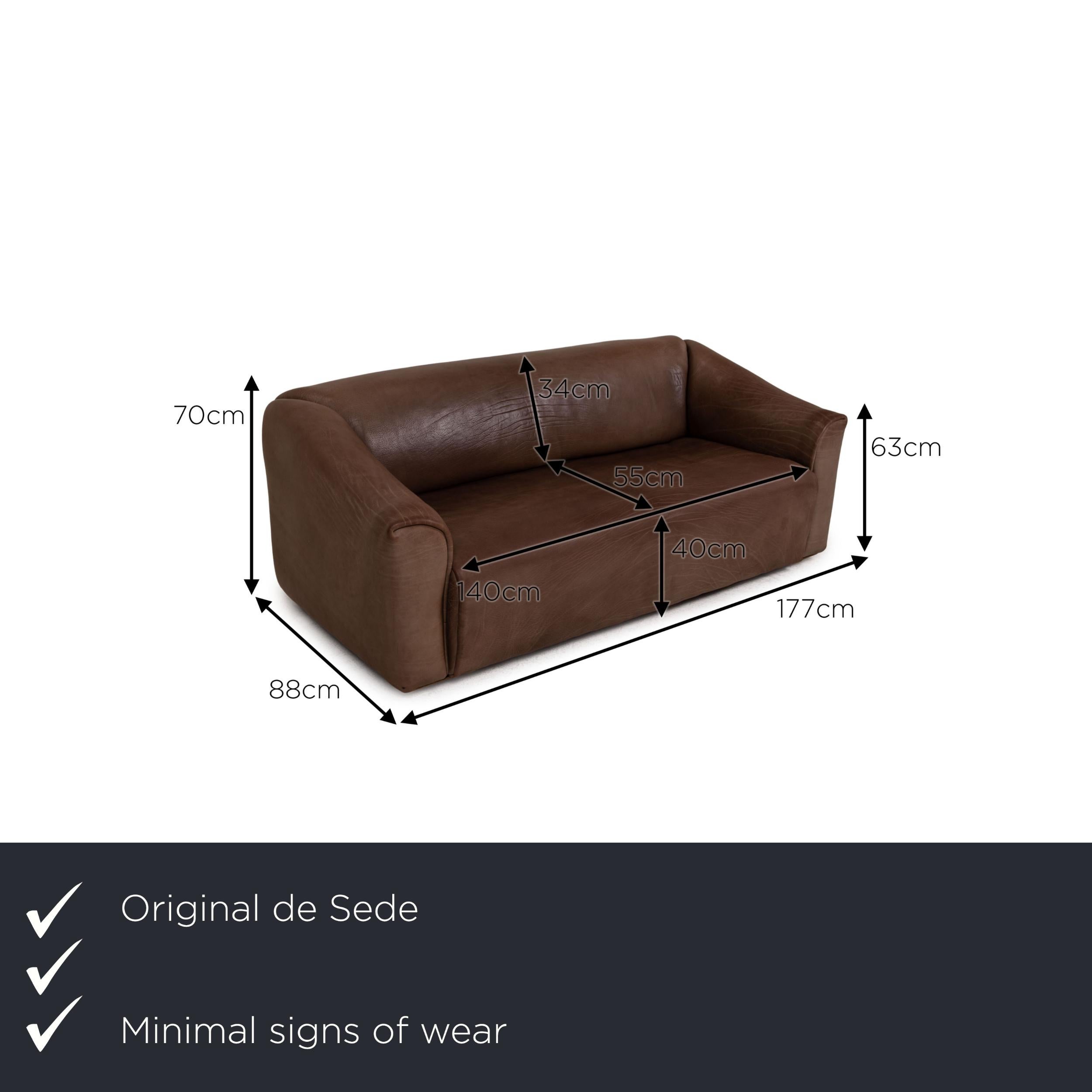 We present to you a De Sede ds 47 leather sofa brown three-seater couch.

Product measurements in centimeters:

depth: 88
width: 177
height: 70
seat height: 40
rest height: 63
seat depth: 55
seat width: 140
back height: 34.

 
