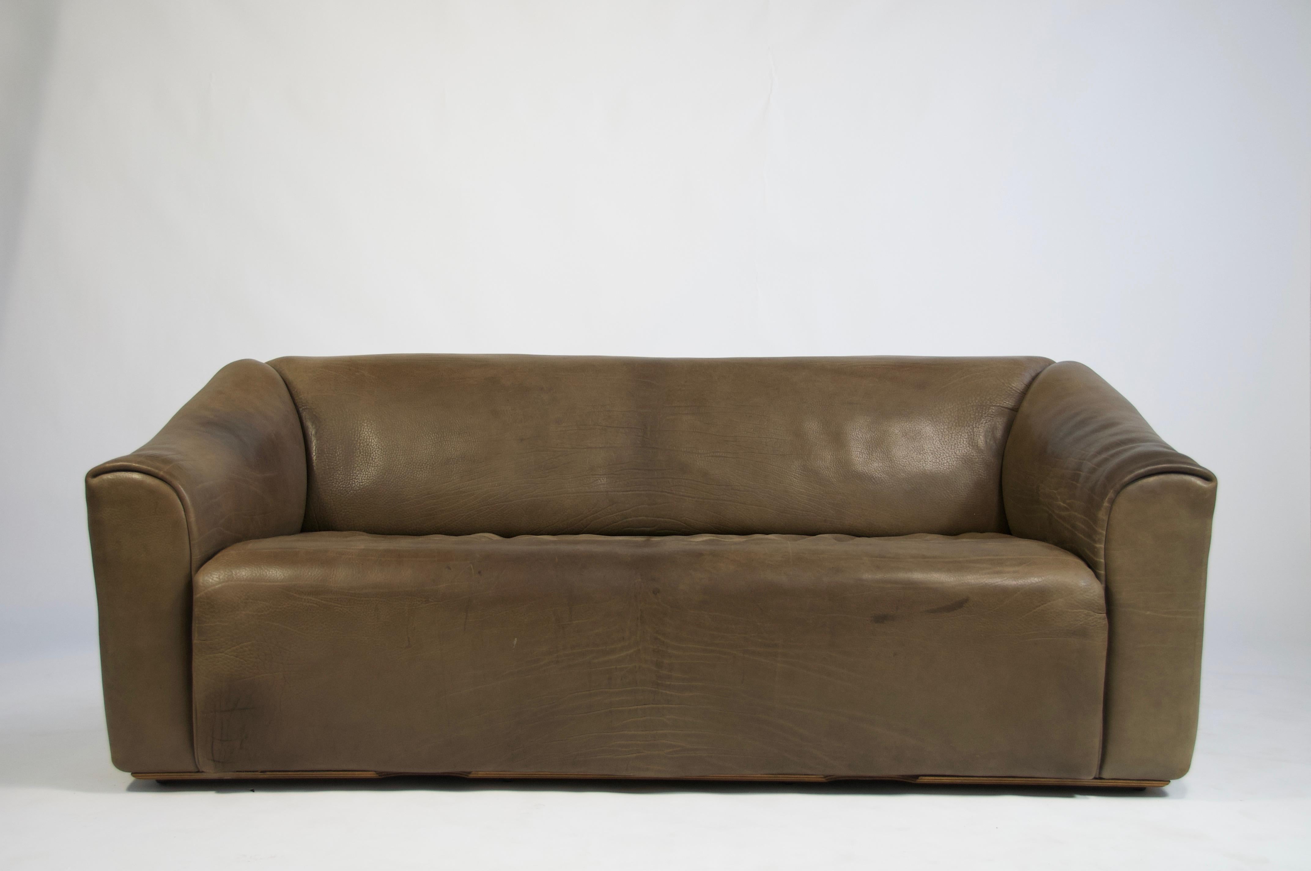 De Sede DS 47 leather sofa, Switzerland, 1970. 
The sofa is made of high quality buffalo leather. It features extremely thick neck leather upholstery. De Sede is known for its supreme quality leather and comfort seating. The seat from the DS47 sofa