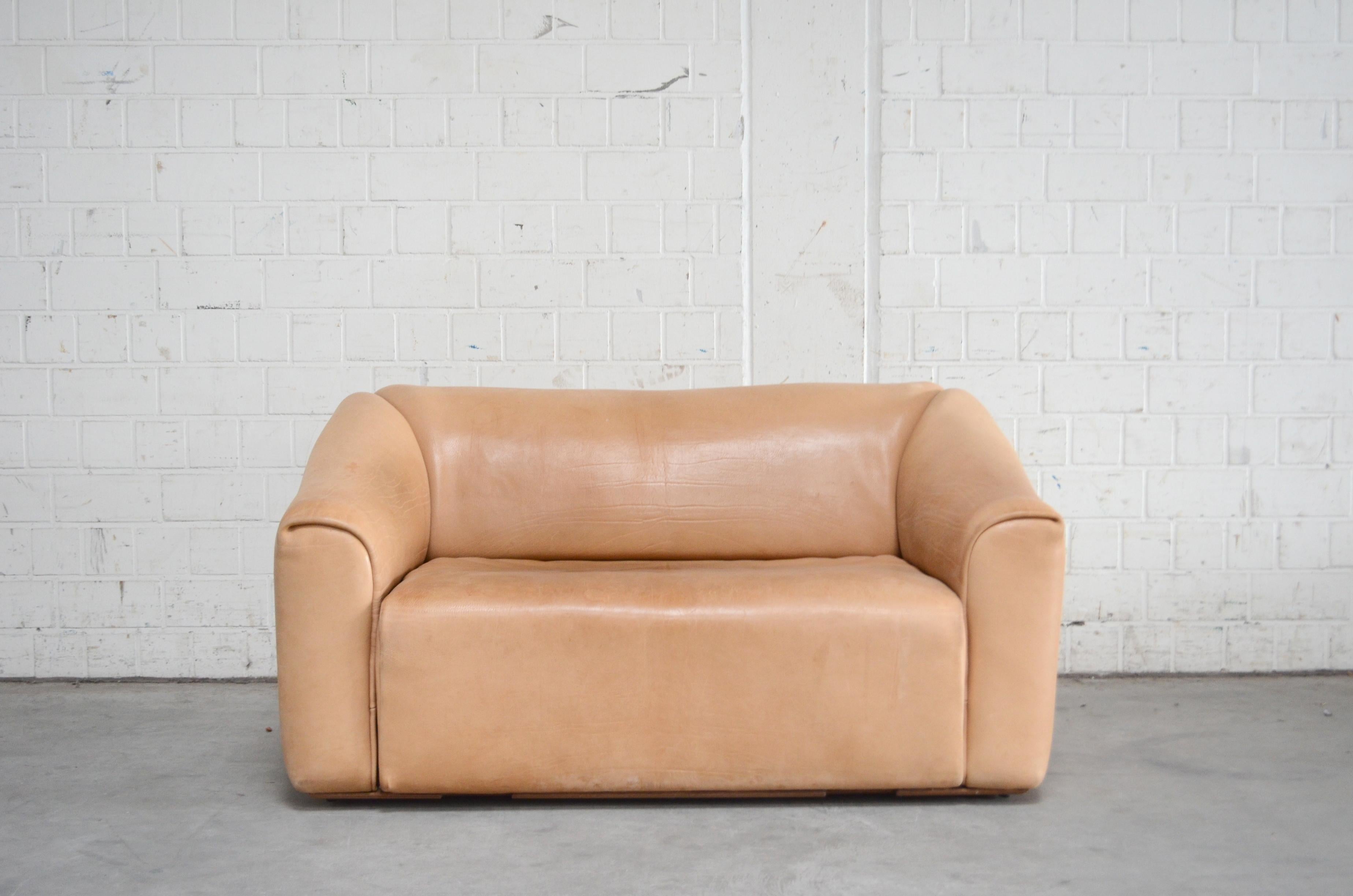 De Sede DS 47 / 02 neck leather sofa.
It´s the small loveseat Sofa.
This DS-47 sofa was manufactured in Switzerland by De Sede and is upholstered in 3-5 mm thick, natural hide.
The leather colour is beautiful with name cocos
and has some little