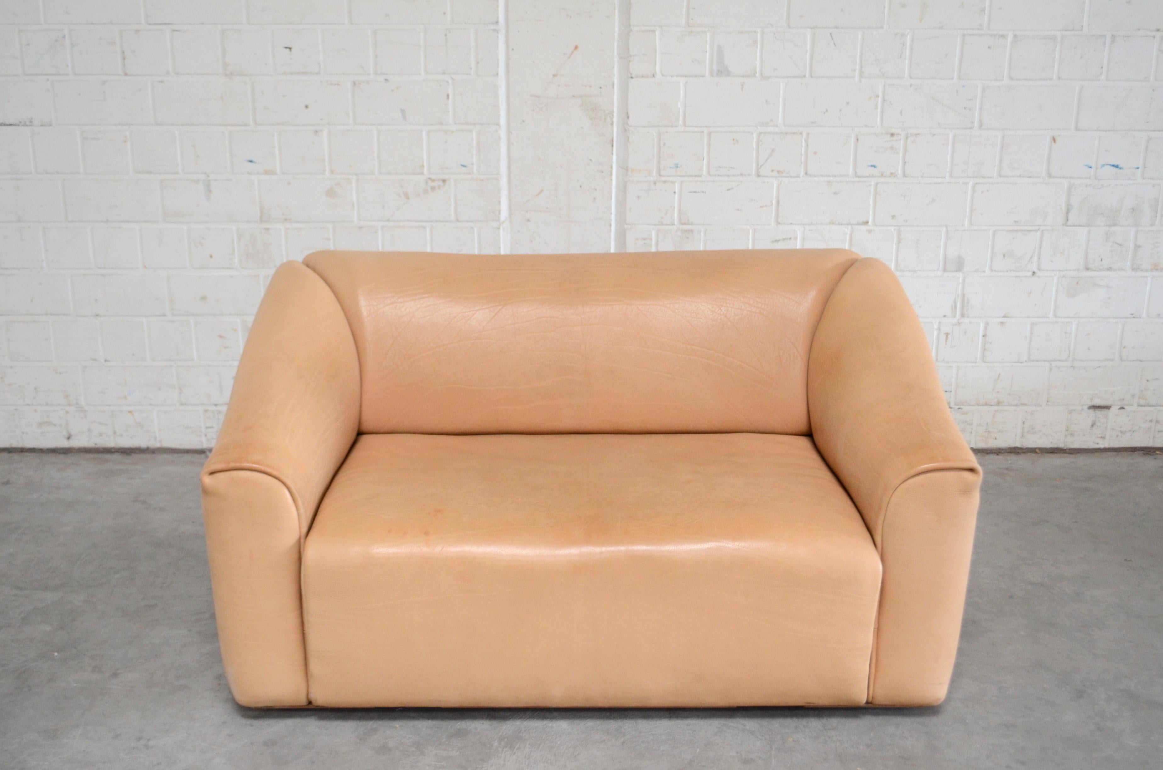 De Sede DS 47 / 02 neck leather sofa.
It´s the small loveseat Sofa.
This DS-47 sofa was manufactured in Switzerland by De Sede and is upholstered in 3-5 mm thick, natural hide.
The leather color is beautiful with name cocos.
The seat is