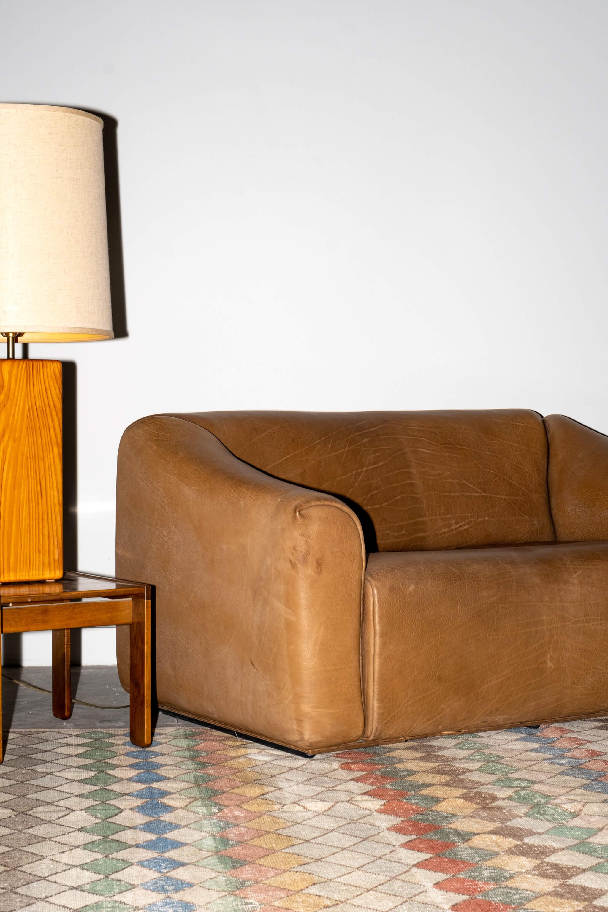 Dieses robuste und bequeme Sofa wurde in den 1970er Jahren von De Sede Switzerland - ursprünglich eine Sattlerwerkstatt - mit viel Geschick aus 5 mm dickem NECK-Leder gefertigt, das die charakteristischen dicken Falten und eine schöne Patina