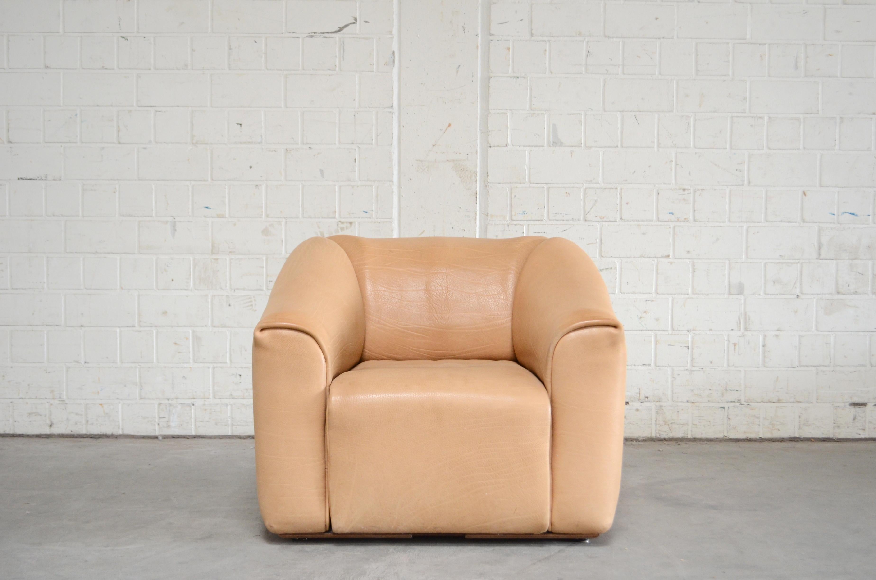 De Sede DS 47 / 01 neck leather armchair.
This DS-47 was manufactured in Switzerland by De Sede and is upholstered in 3-5 mm thick, natural hide.
The leather color is beautiful with name cocos.
The seat is extendable for 15 cm for more seating
