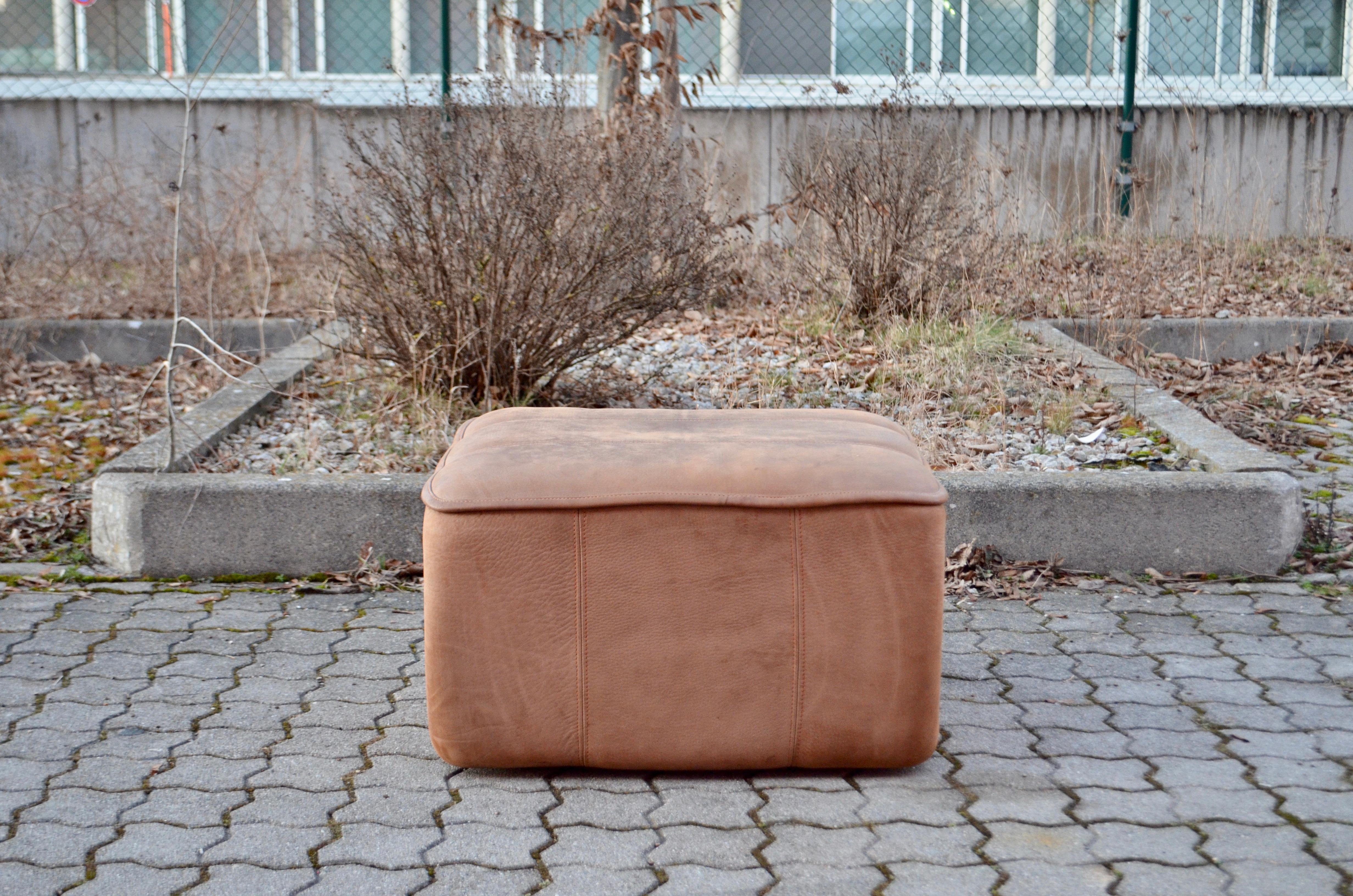 Vintage De Sede DS 44 neck leather ottoman pouf
This DS-44 was manufactured in Switzerland by De Sede and is upholstered in 3-5 mm thick, natural hide.
The leather colour is brown.
Vintage condition with patina.

 

 