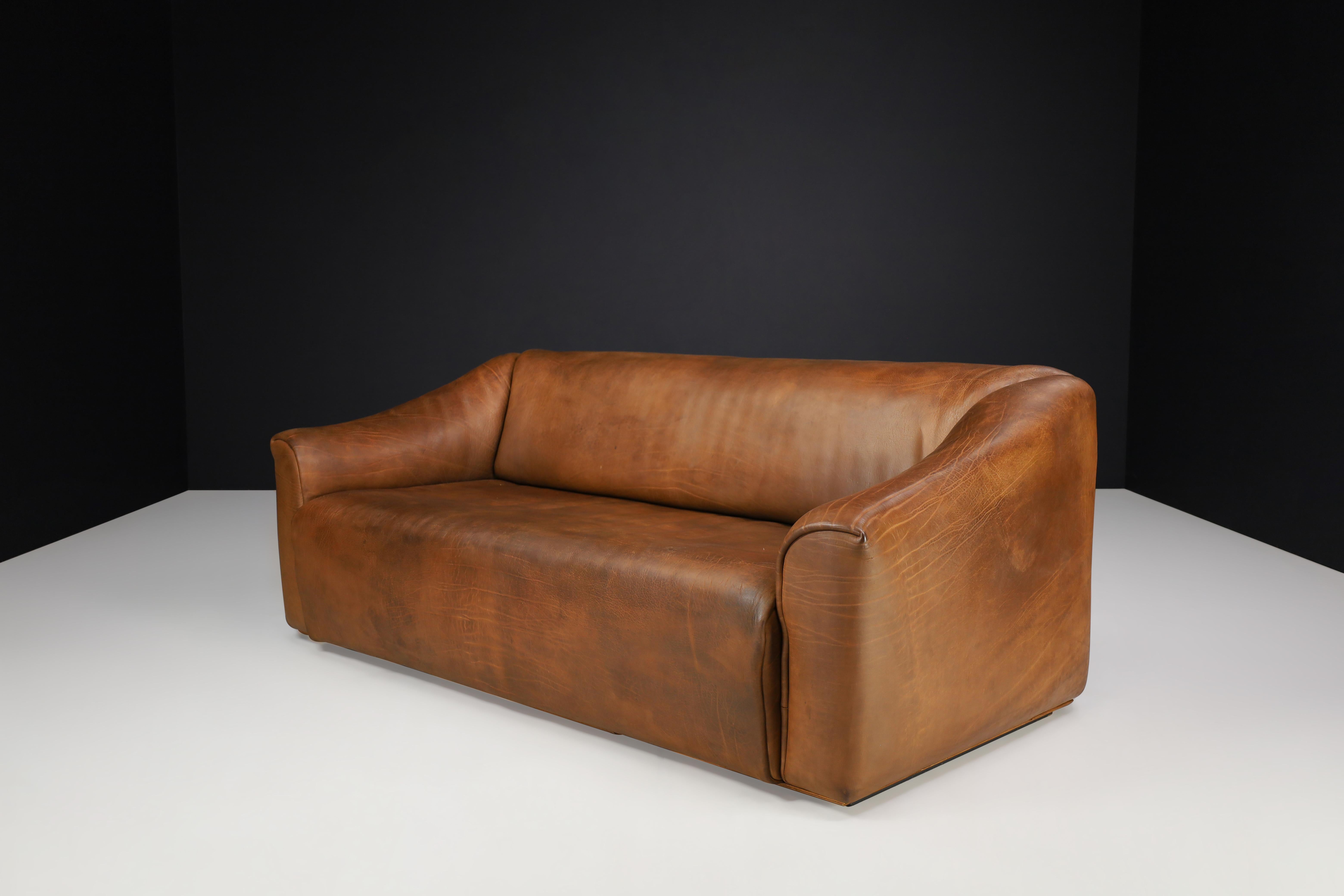De Sede DS-47 neck leather sofa from Switzerland 1970s

Presenting a De Sede DS-47 Neck Leather Sofa from Switzerland, crafted in the 1970s. This sofa is a sturdy and comfortable piece, constructed with 5mm thick NECK leather, boasting unique