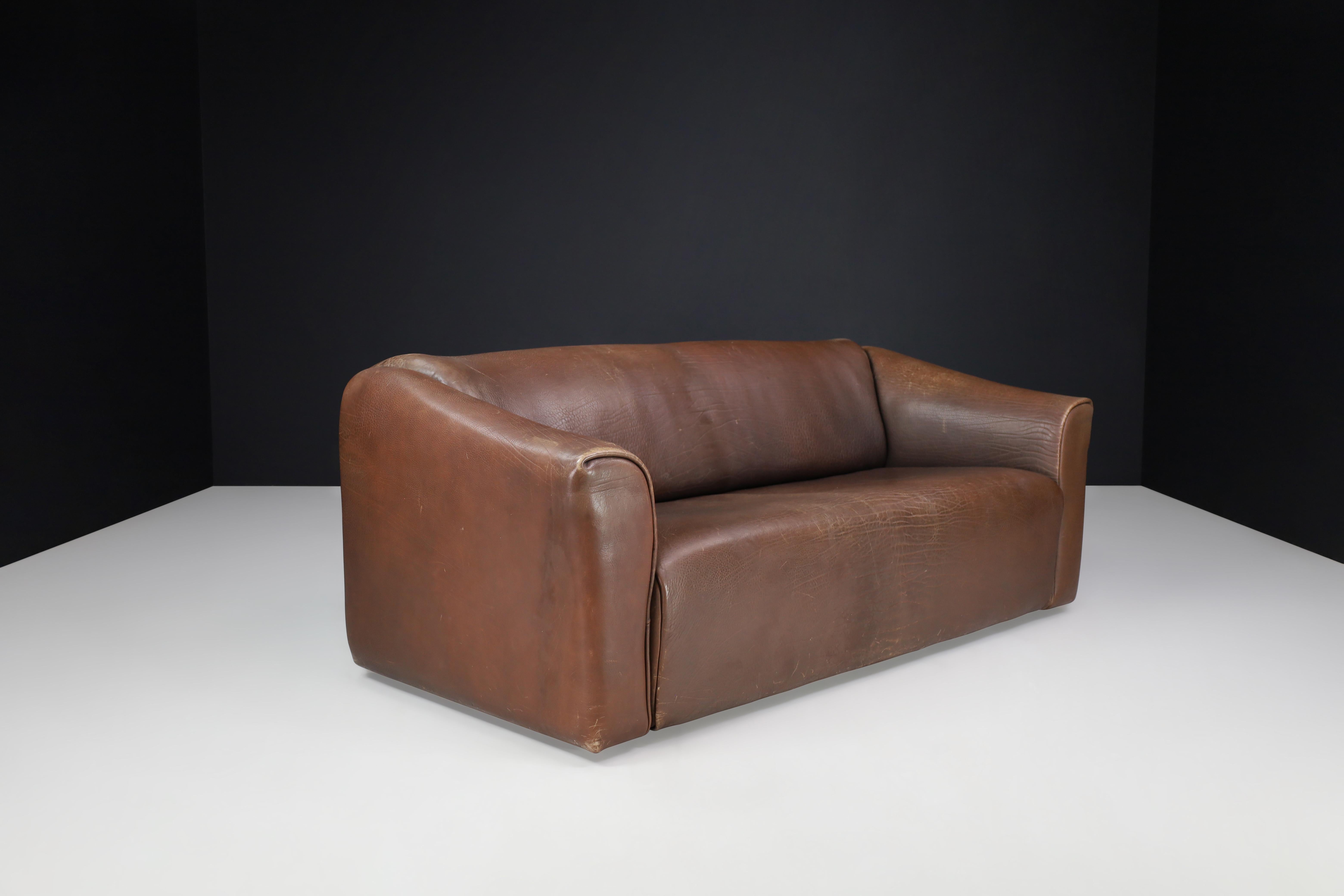 De Sede DS-47 Leder-Sofa mit Neckholder aus der Schweiz, 1970er Jahre 

Erleben Sie das bemerkenswerte De Sede DS-47 Nackenledersofa aus der Schweiz, das in den 1970er Jahren kunstvoll gefertigt wurde. Dieses robuste und bequeme Sofa ist aus 5 mm