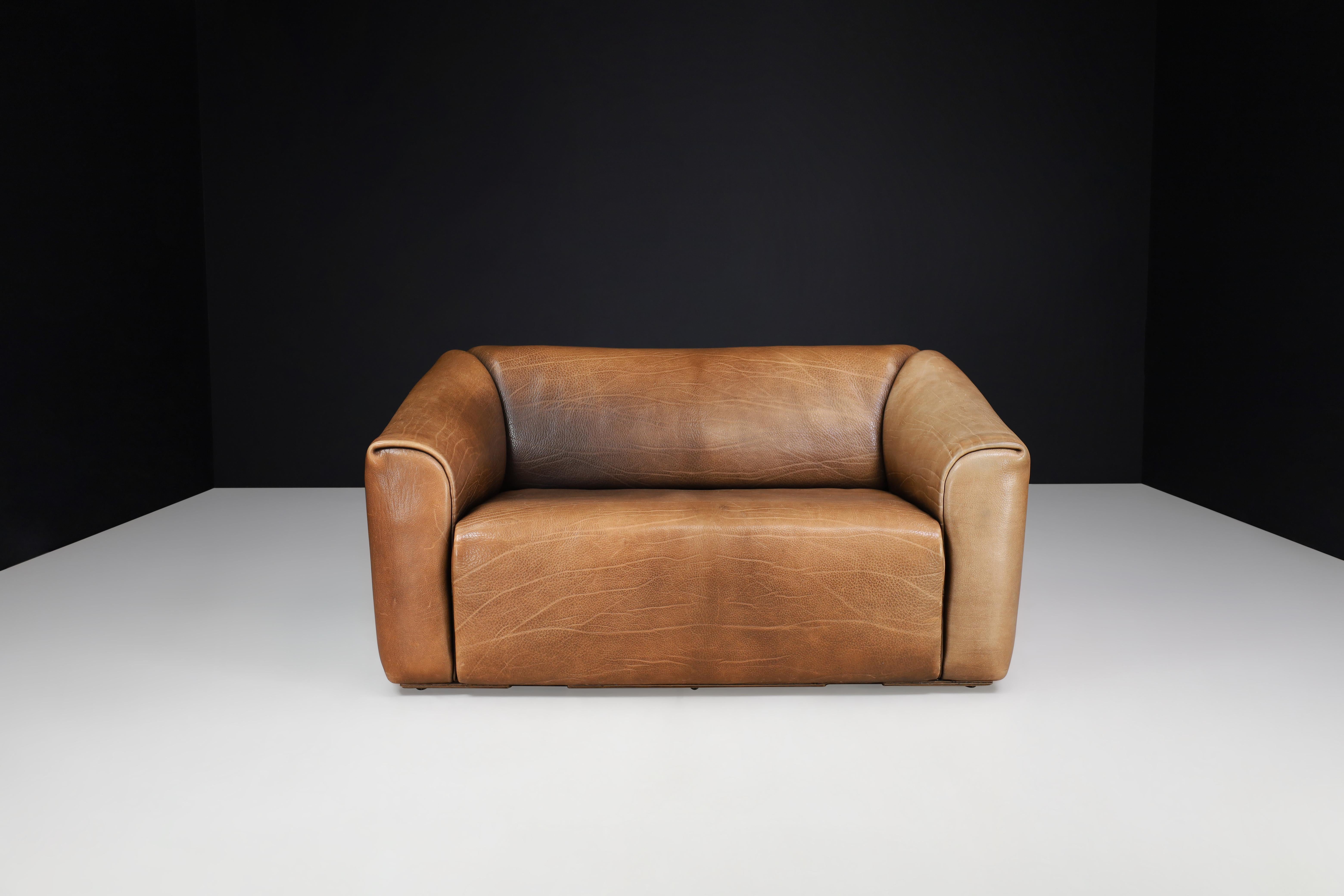De Sede DS-47 neck leather sofa from Switzerland 1970s

Introducing the De Sede DS-47 Neck Leather two-seat Sofa, crafted in the 1970s in Switzerland with great attention to detail. This Sofa is comfortable and sturdy and showcases unique features