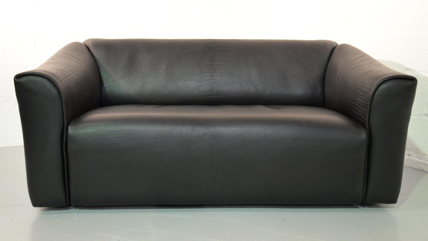 We are delighted to bring to a de Sede DS 47 designer leather sofa in thick black neck leather. Handmade by de Sede craftsman in Switzerland with the highest quality buffalo leather in a stunning black color. The seating can be extended by easily