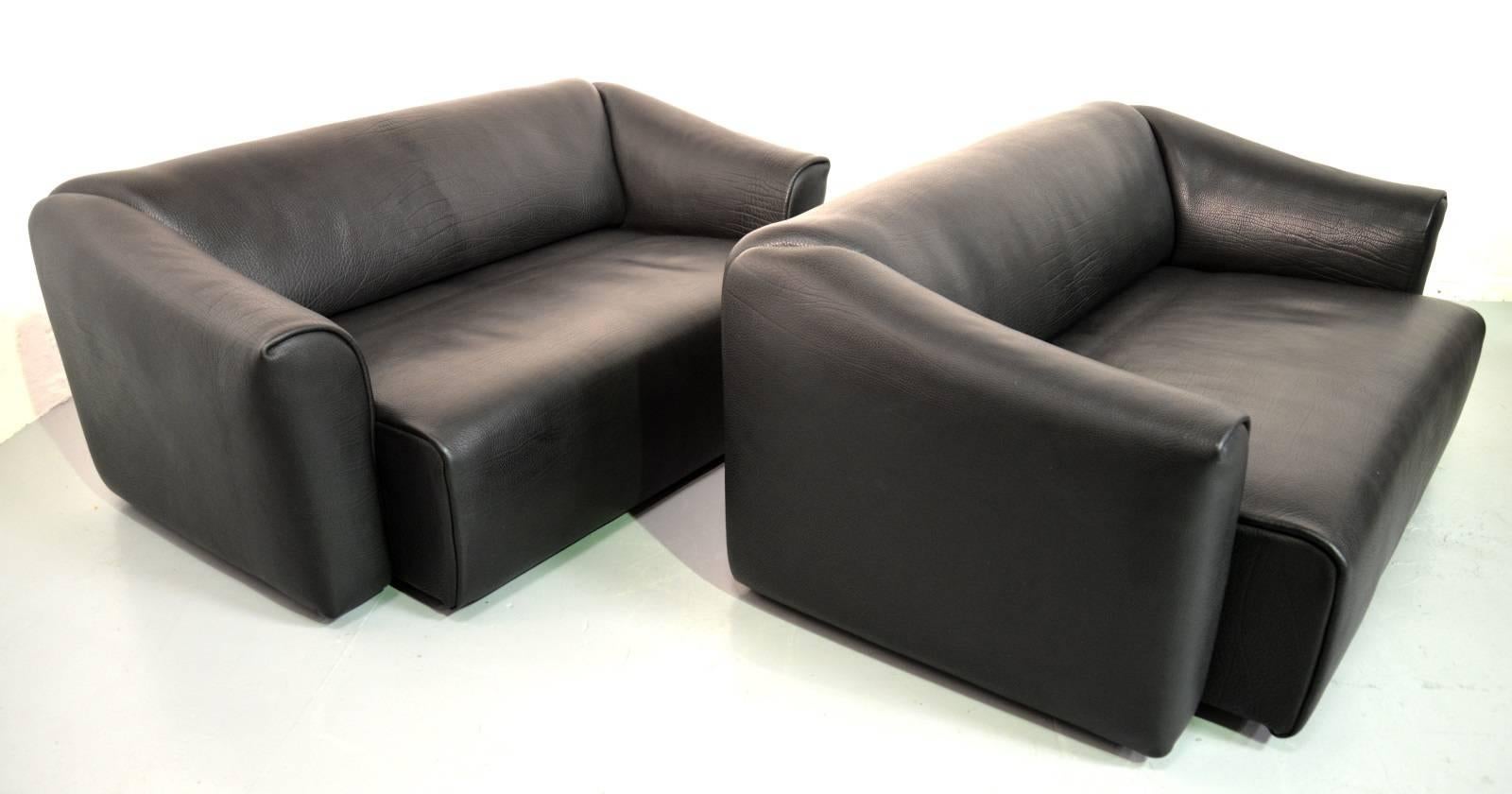 We are delighted to bring to you a pair of de Sede DS 47 designer leather sofas in thick black neck leather. Handmade with the highest quality buffalo leather in a stunning black color. The seating parts from both sofas can be extended by easily