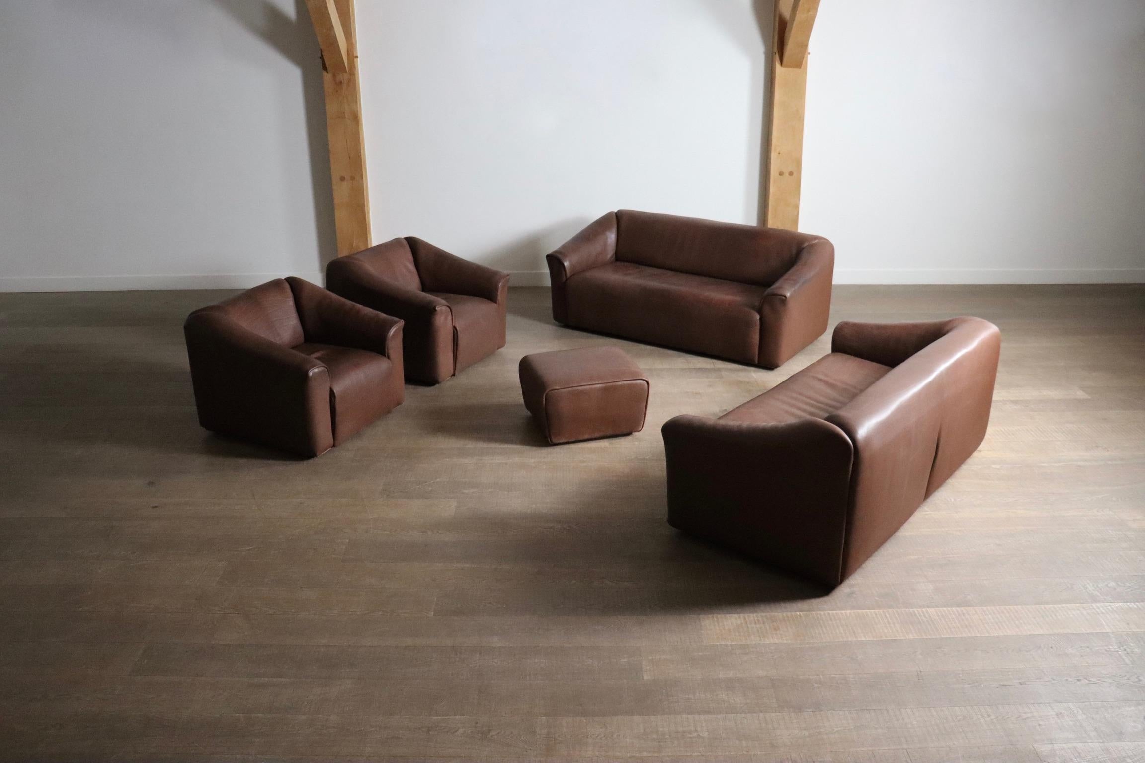 Magnifique et complet groupe de sièges De Sede DS-47 de Suisse, années 1970. L'ensemble comprend deux chaises longues, deux canapés à trois places et un pouf, tous réalisés en cuir épais de buffle.

Le modèle DS-47 nous ramène aux premiers jours de
