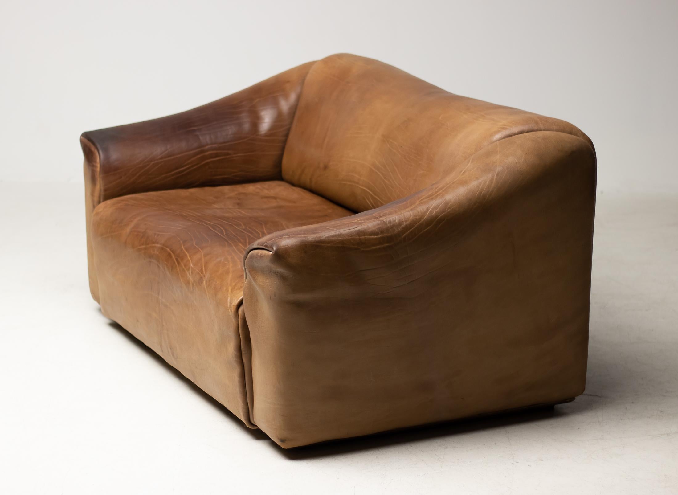 Very comfortable De Sede DS-47 sofa in buffalo leather, Switzerland, 1970s. 
The design is basic, yet very modern. The seat is extendable for more comfort. The thick leather is laid in one piece, from the outside working inwards. The high quality